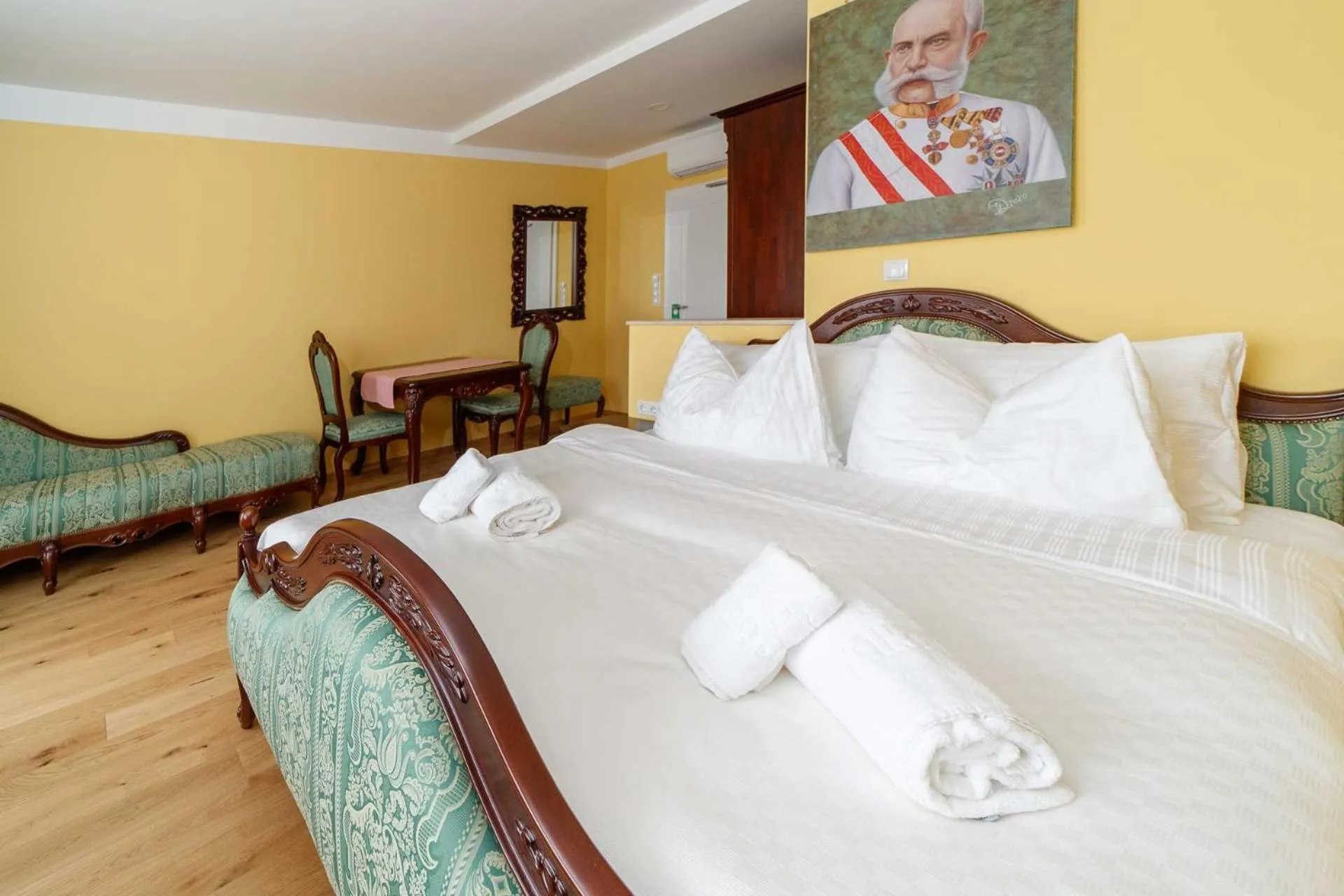 Bed in VULKAN Residenz Hotel I Self Check-in