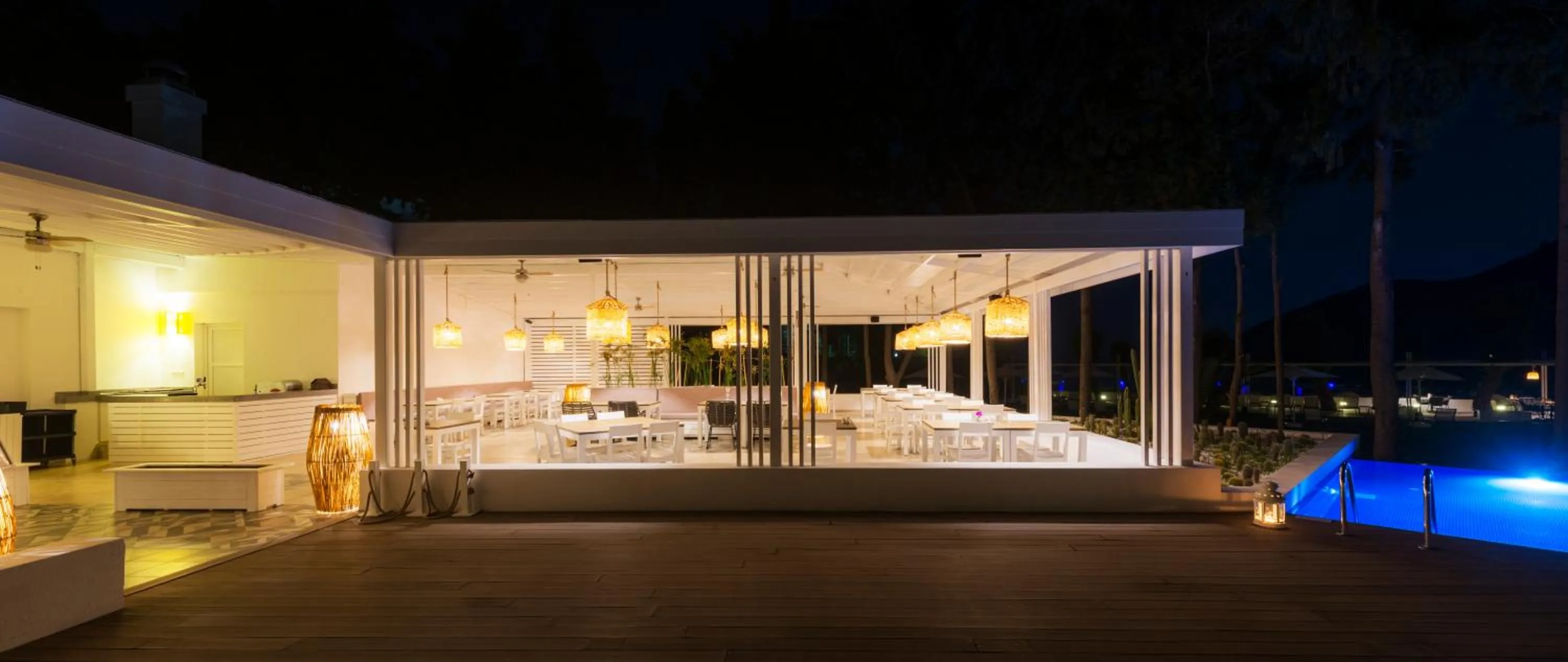 Restaurant/places to eat in LIV Hotel by Bellazure