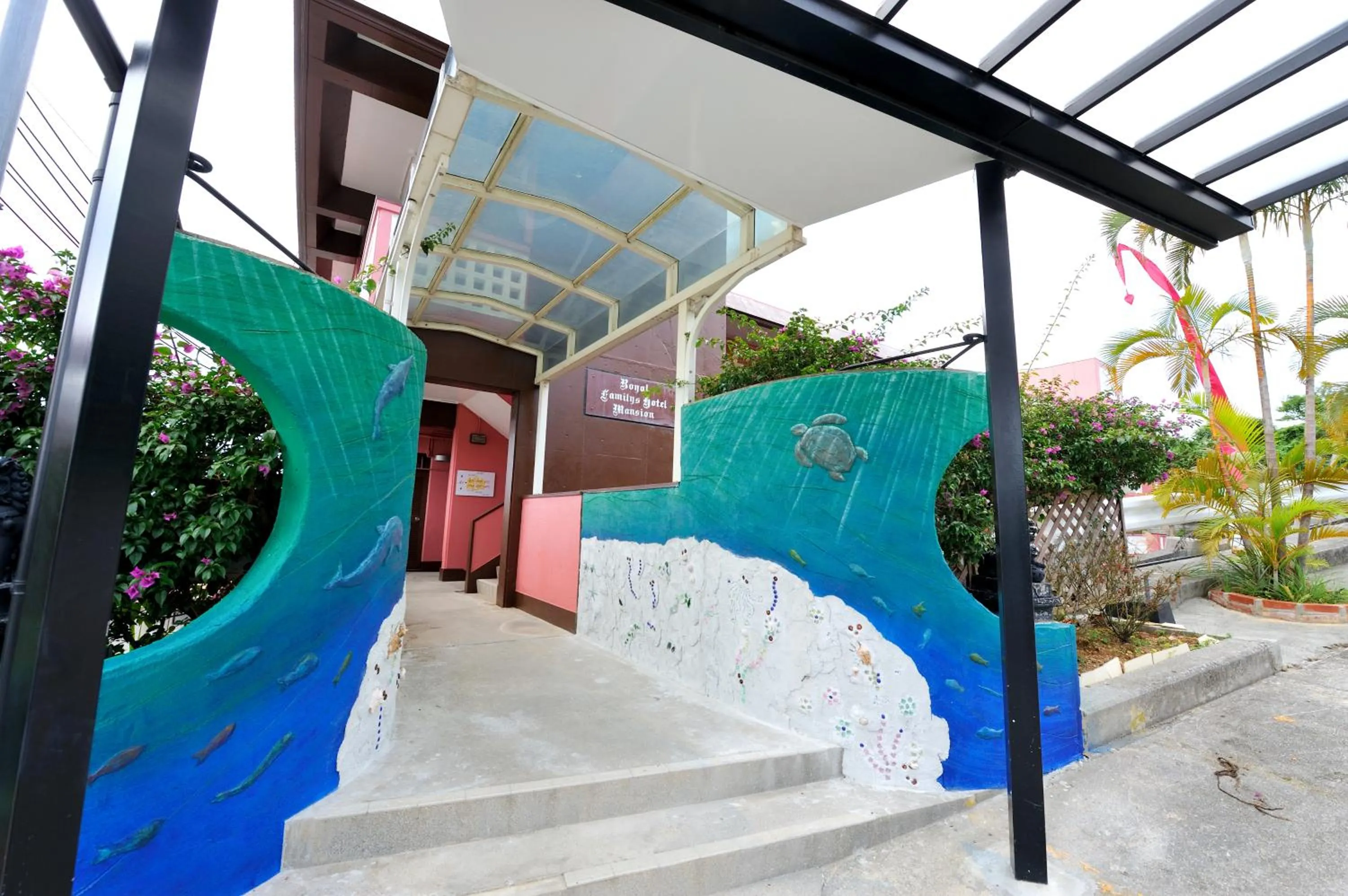 Facade/entrance in Royal Hotel