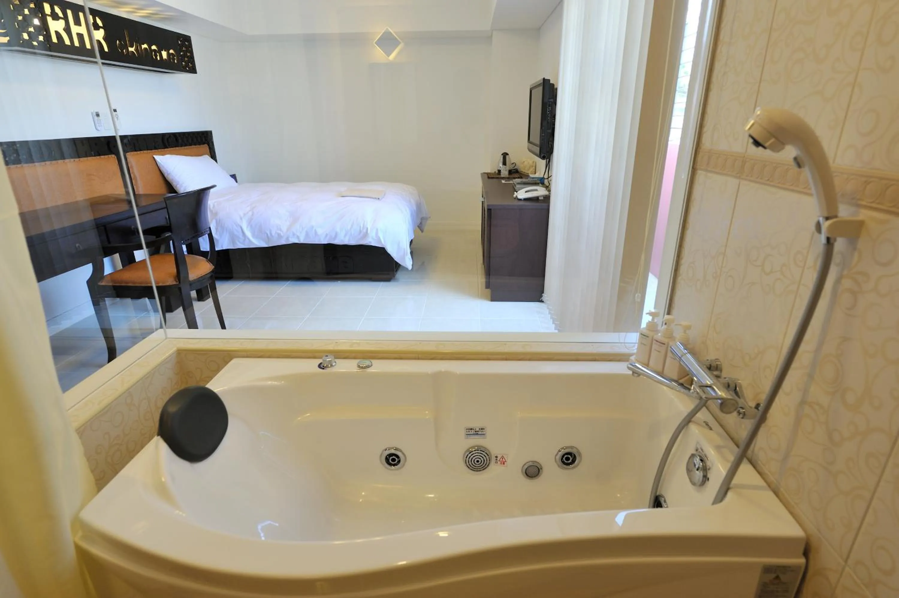 Bathroom, Bed in Royal Hotel