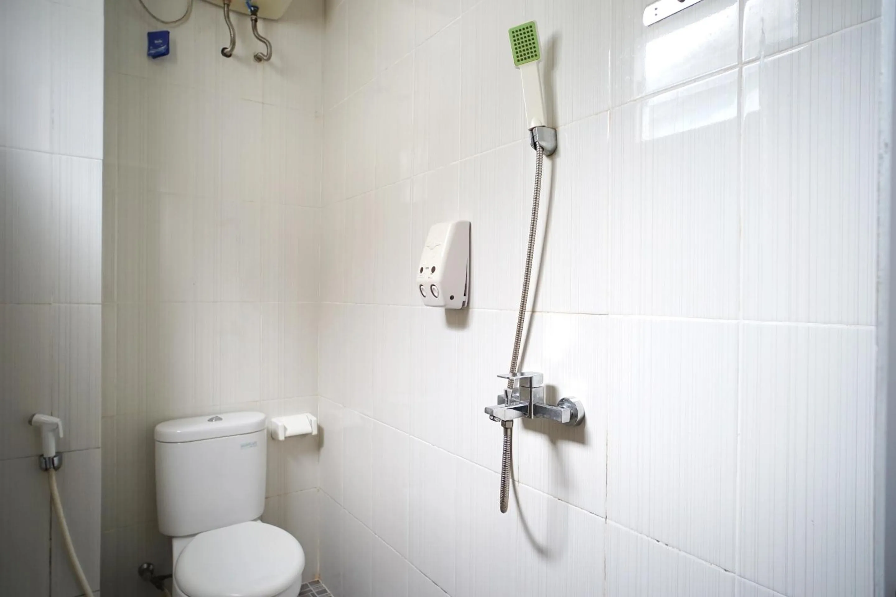 Bathroom in OYO 1477 Athar 88 Hotel