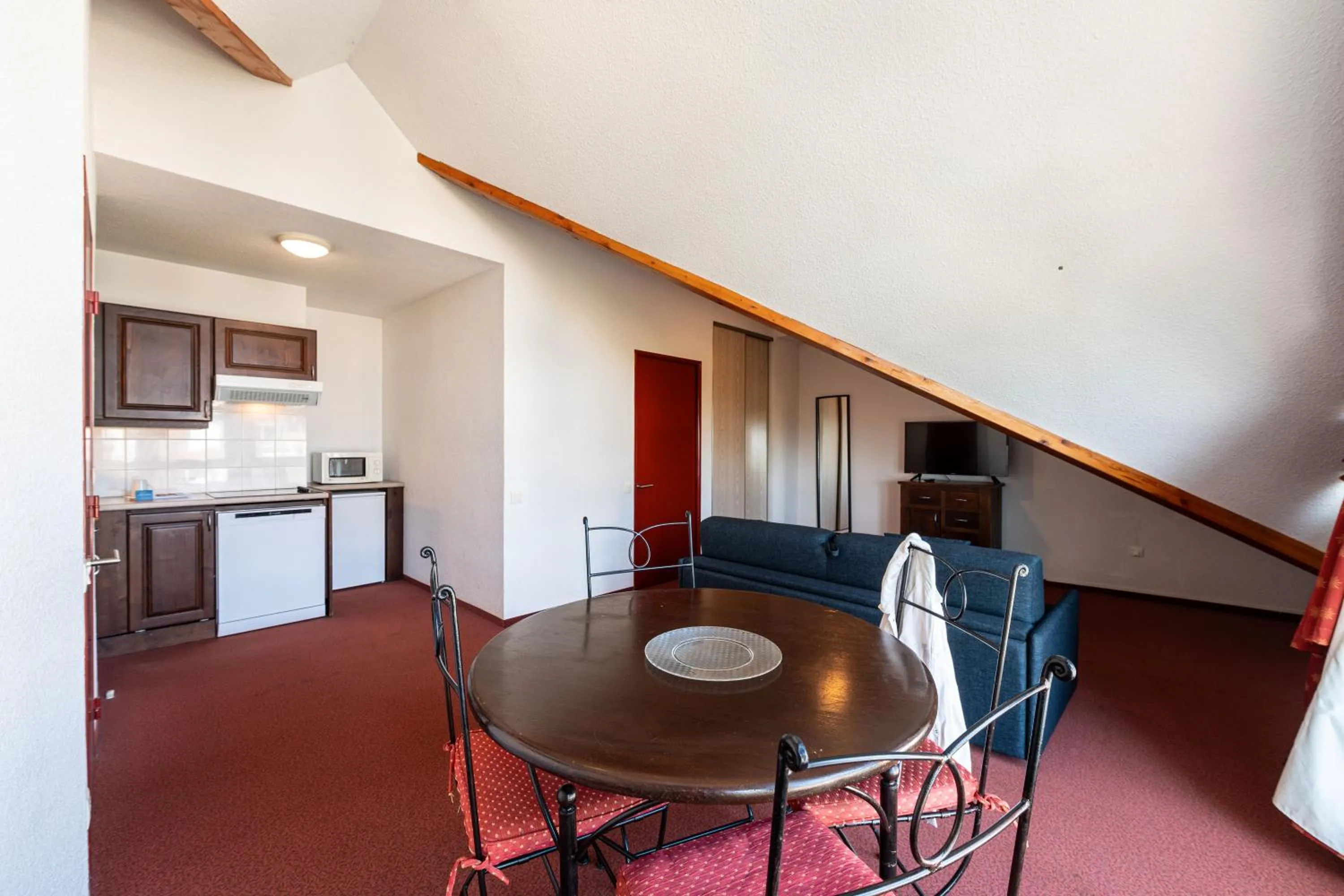 Kitchen or kitchenette in Zenitude Evian Les Terrasses du Lac, an Ascend Collection Hotel