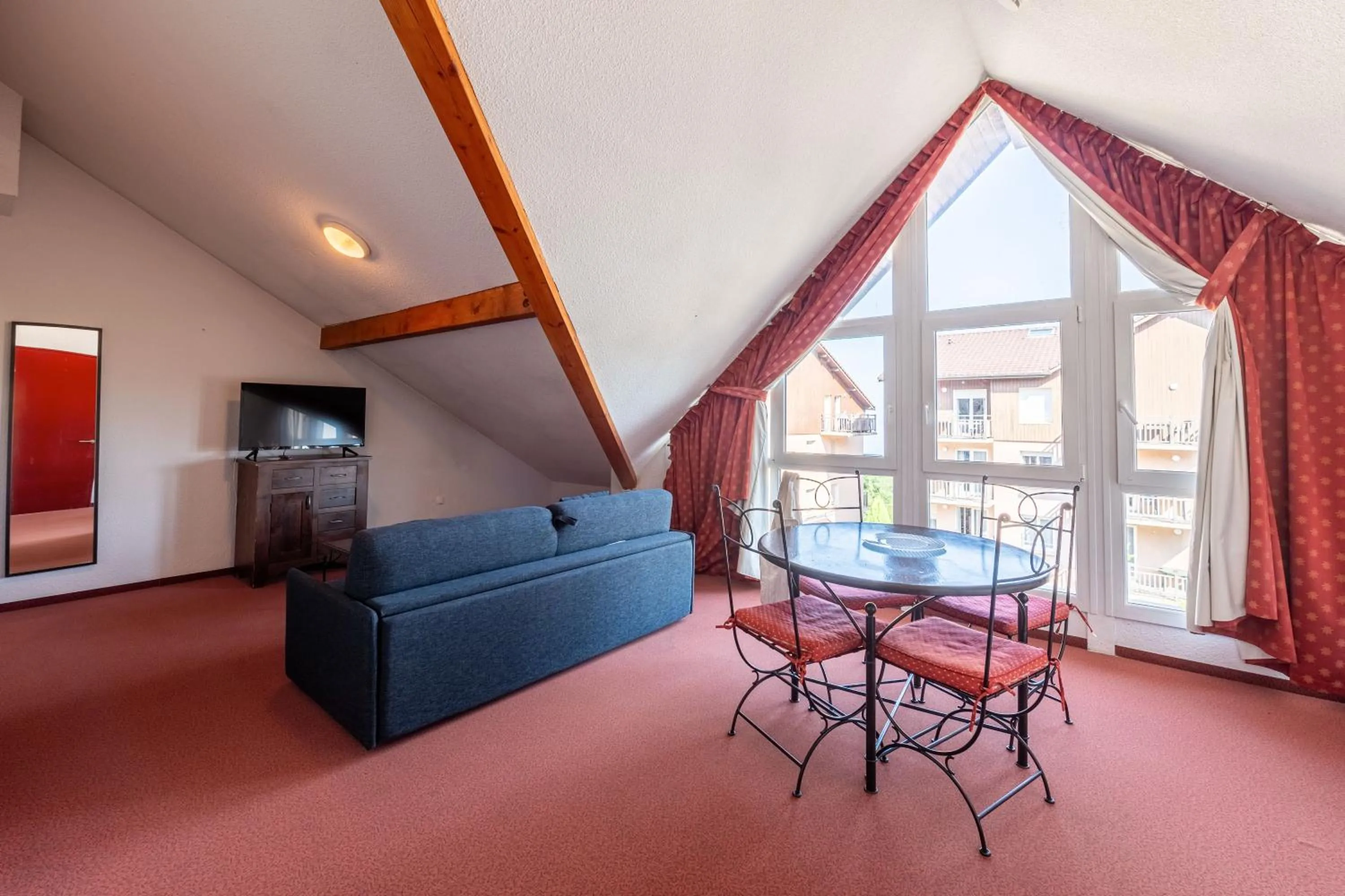 Living room in Zenitude Evian Les Terrasses du Lac, an Ascend Collection Hotel