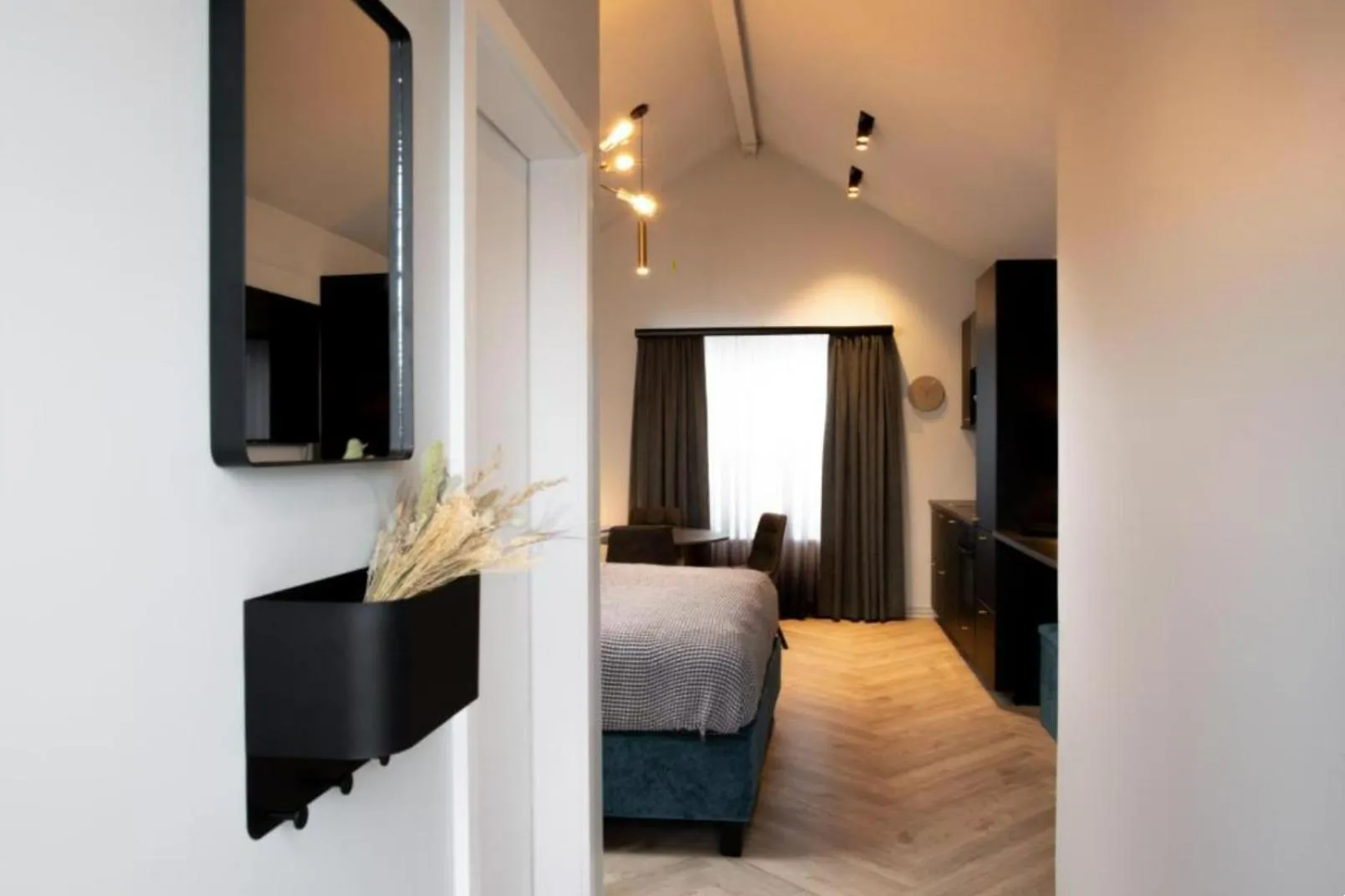 Communal lounge/ TV room, Bed in Backyard Apartments by Heimaleiga