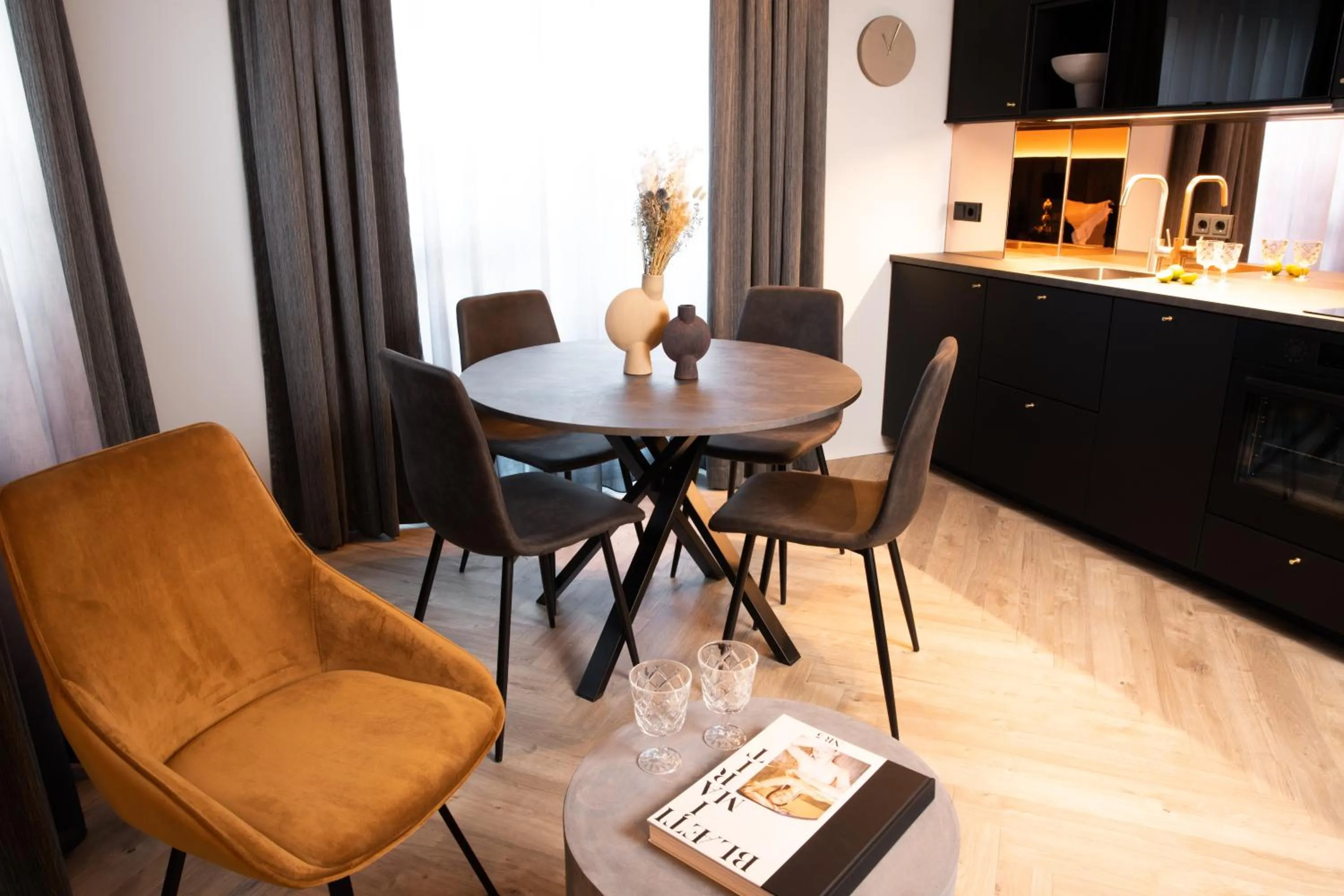 Kitchen or kitchenette in Backyard Apartments by Heimaleiga