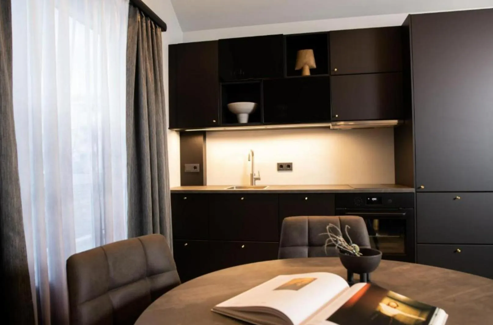 Kitchen or kitchenette in Backyard Apartments by Heimaleiga