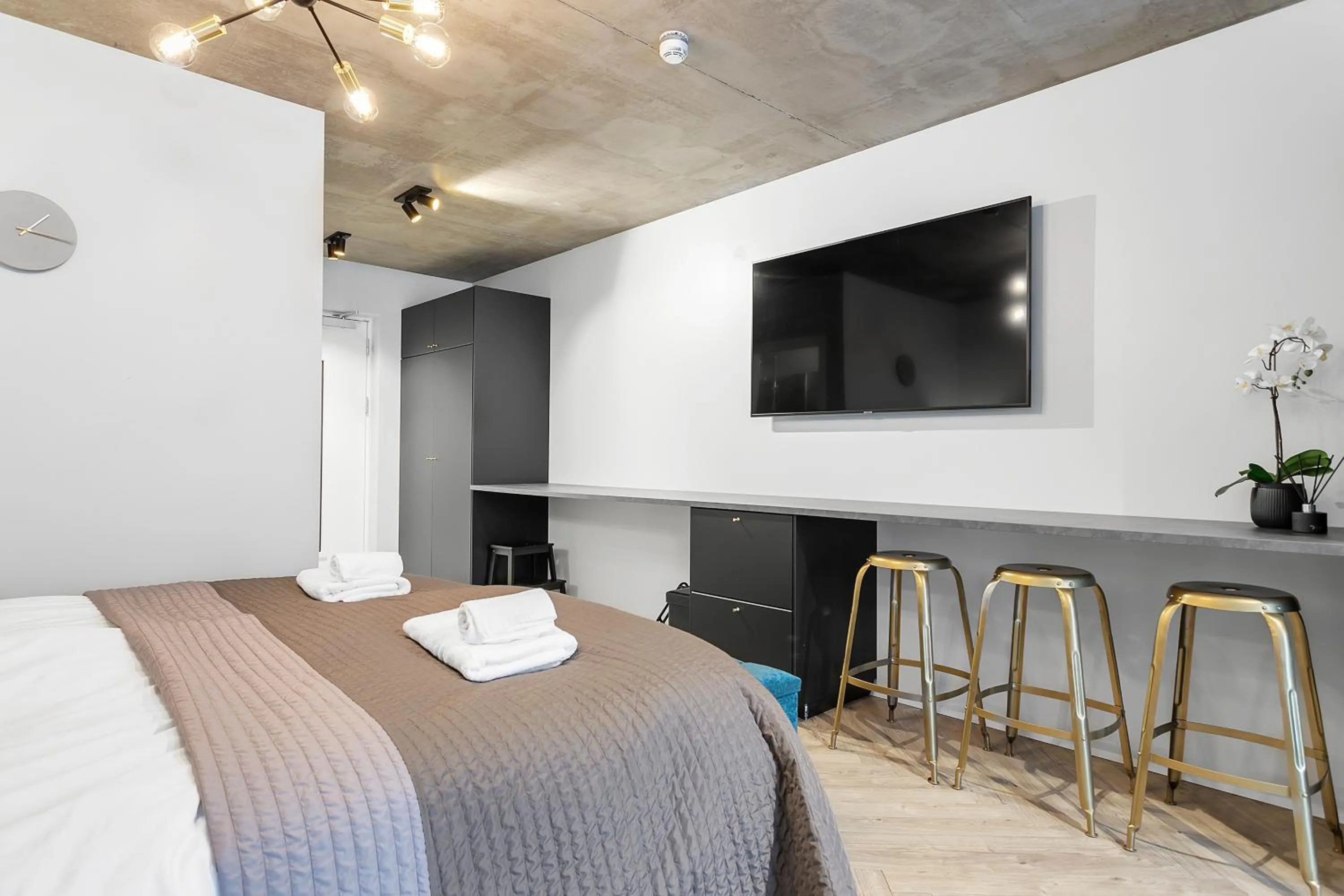 Bed in Backyard Apartments by Heimaleiga