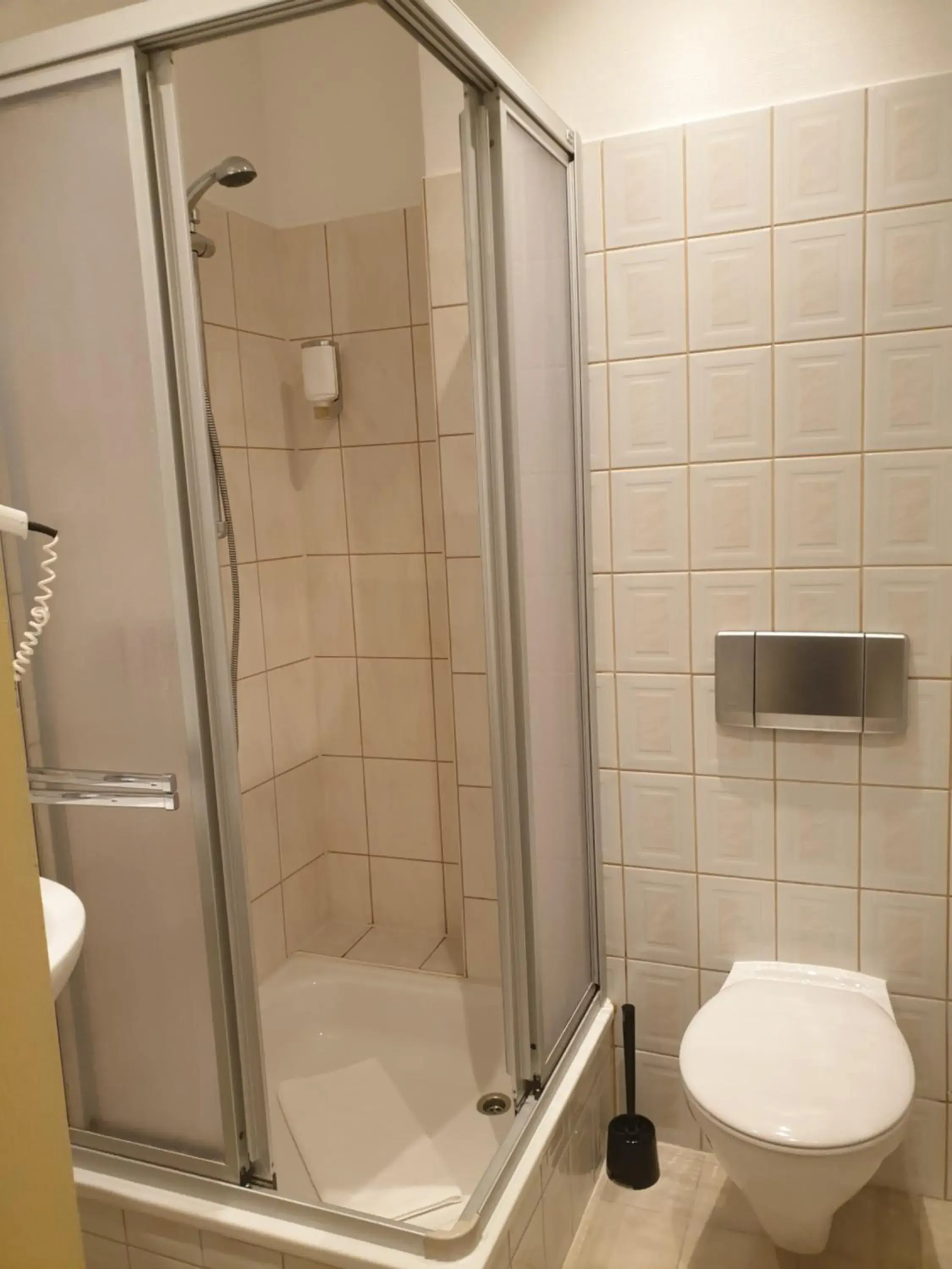 Single Room with Private Bathroom - single occupancy in Viadrina Rooms & Apartments Frankfurt-Oder am Park im Zentrum Single Room with Private Bathroom - single occupancy in Viadrina Rooms & Apartments Frankfurt-Oder am Park im Zentrum