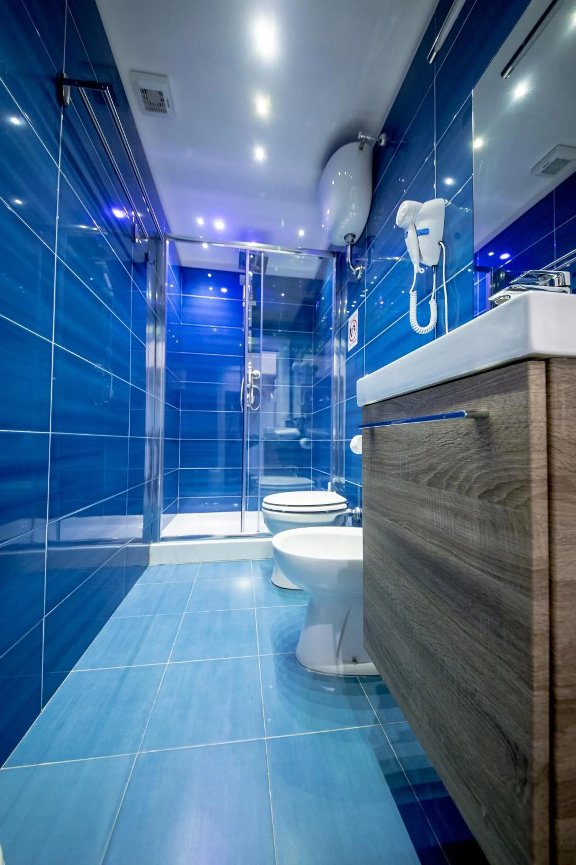 Shower in Miracolo al Duomo Smart Accomodations