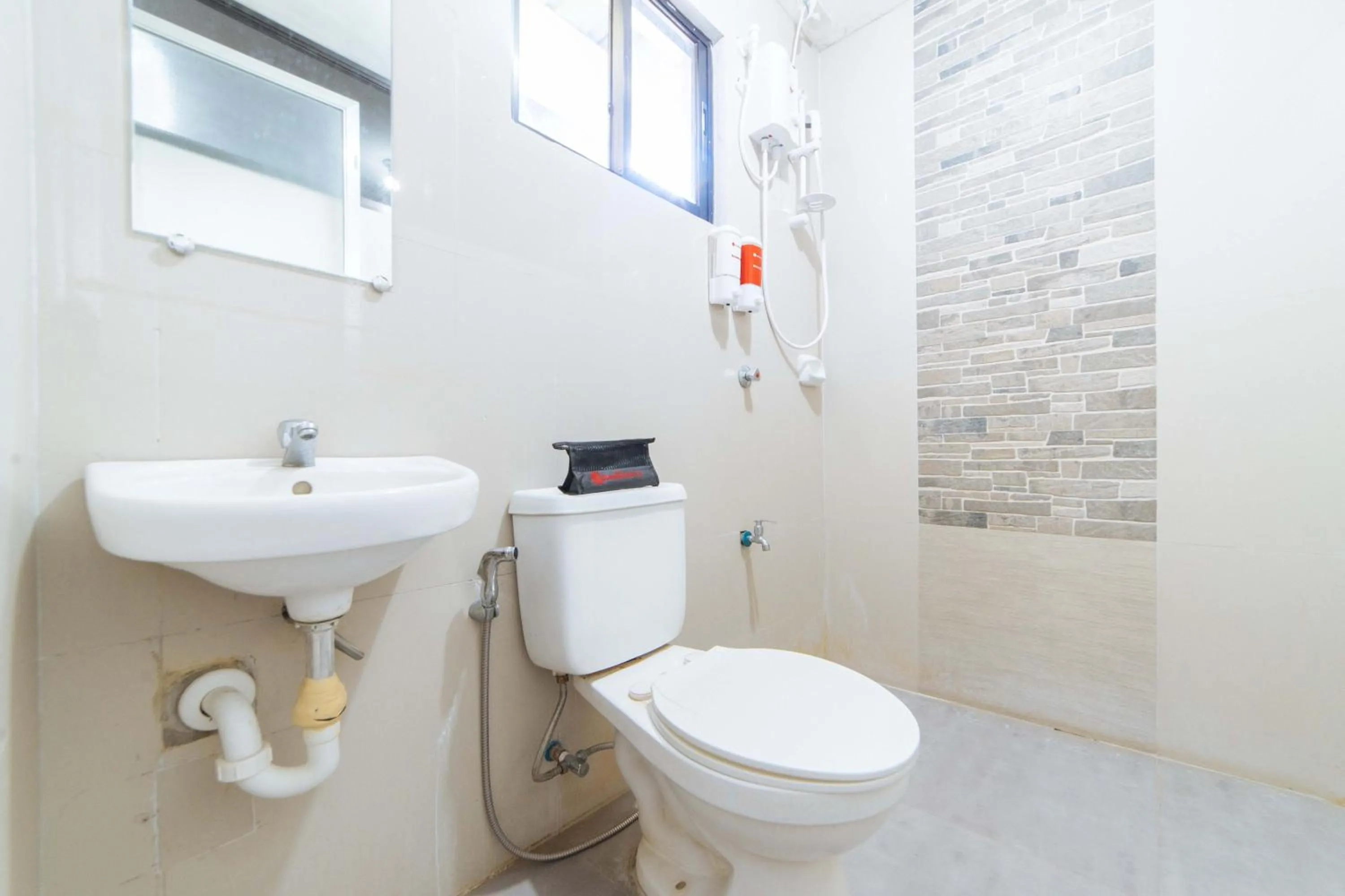 Shower in RedDoorz @ Aparente Gensan