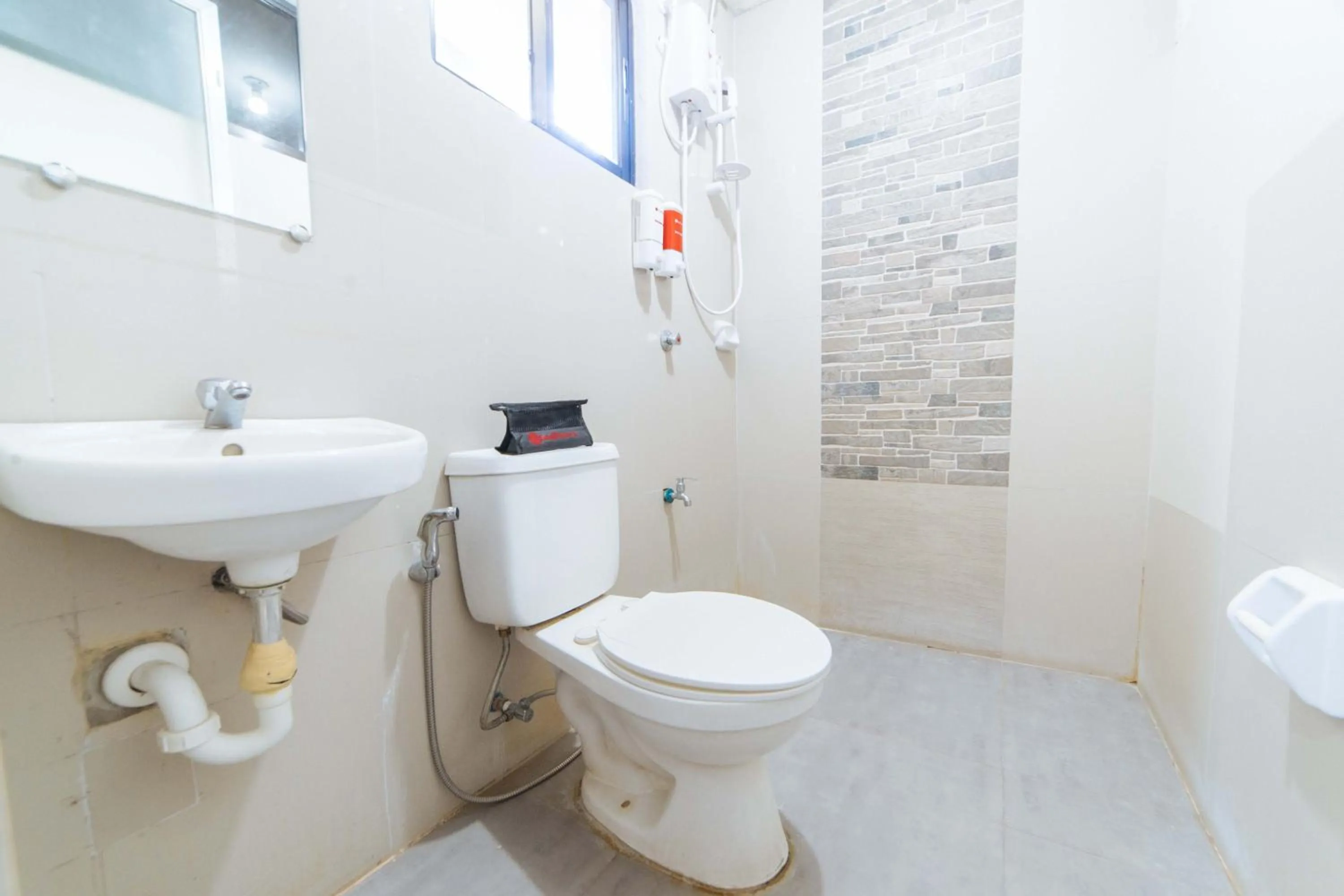 Shower in RedDoorz @ Aparente Gensan