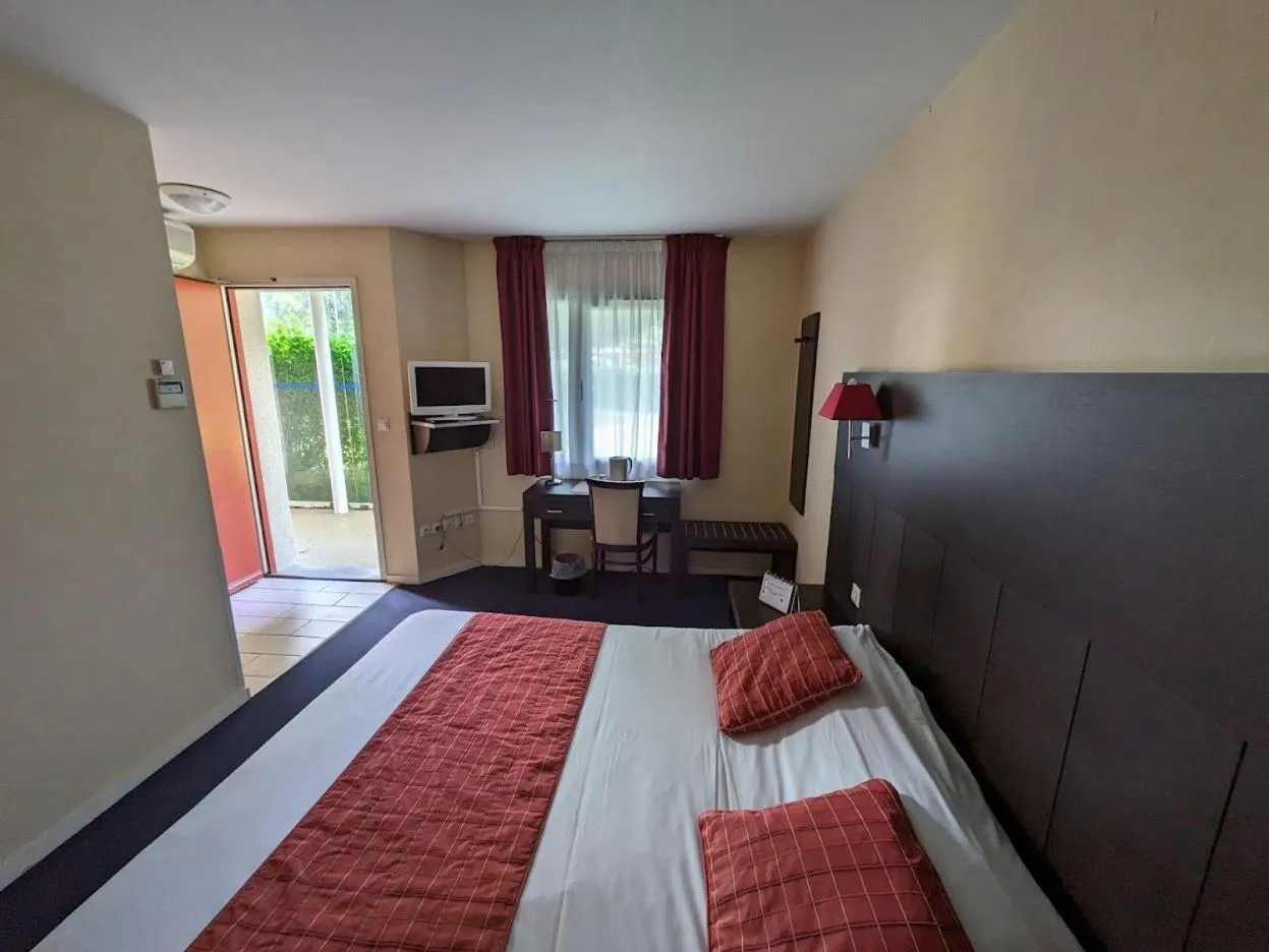 Bedroom, Bed in Hotel Anjou à L'Océane Angers-Le Mans