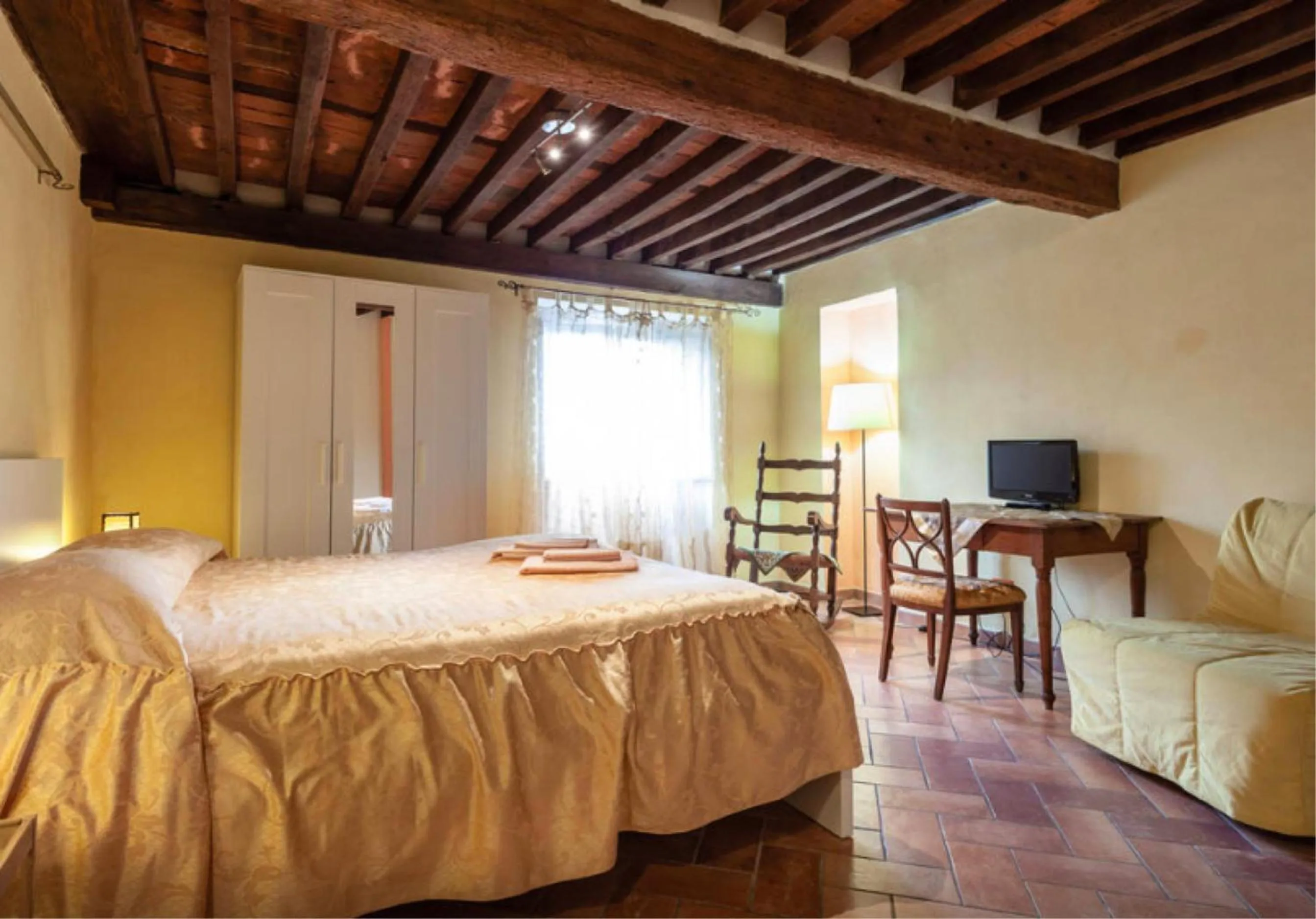 Photo of the whole room, Bed in La Gemma Di Elena