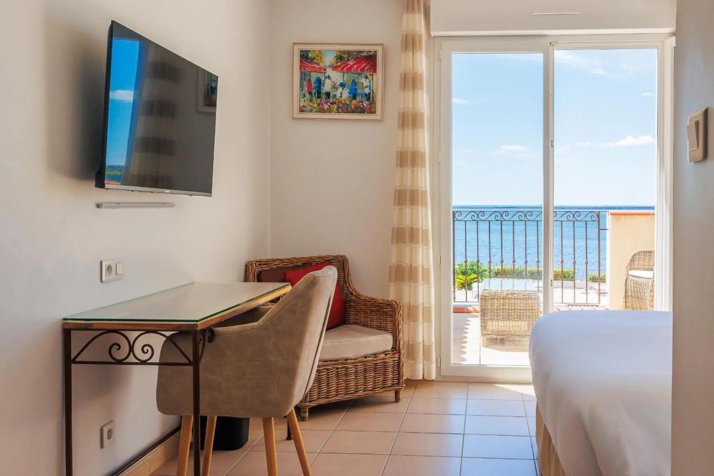 Double Room With Terrace - Lake View in Hotel De La Pyramide Double Room With Terrace - Lake View in Hotel De La Pyramide