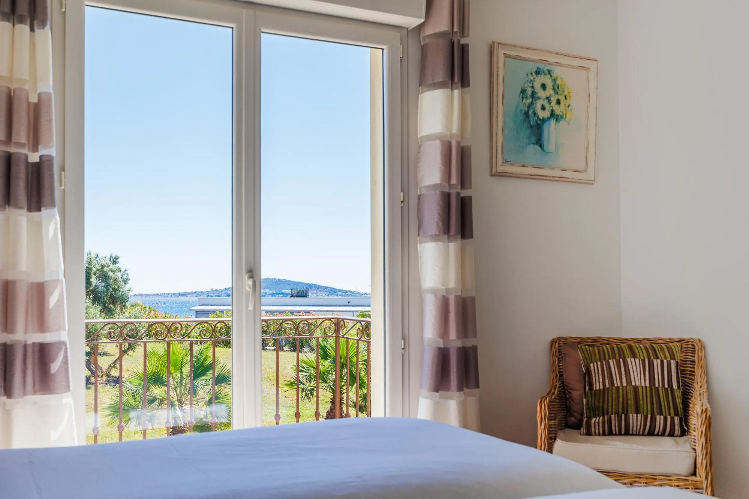 Double Room With Balcony - Garden View in Hotel De La Pyramide