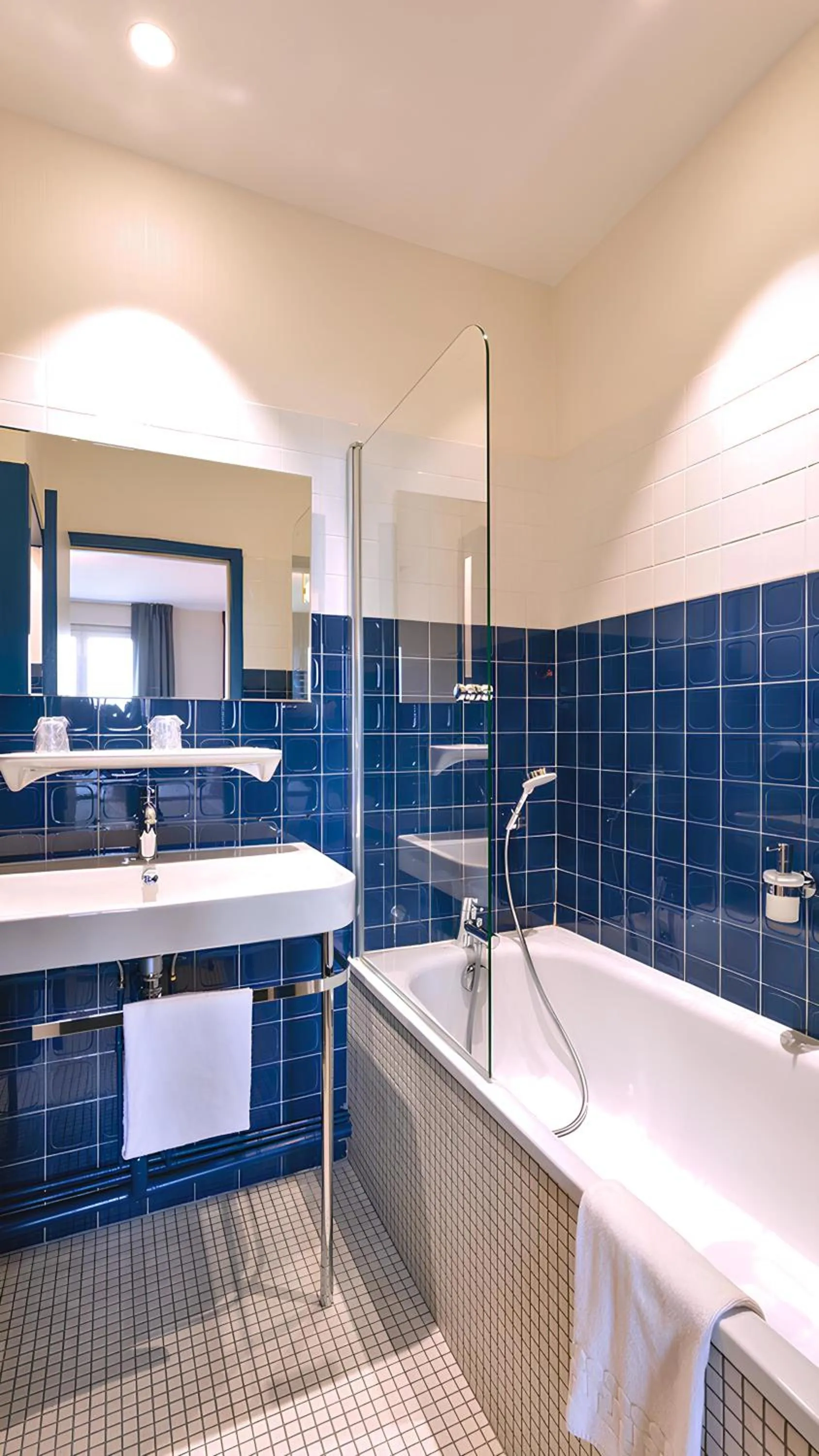 Bath in Grand Hotel de la Gare, Angers