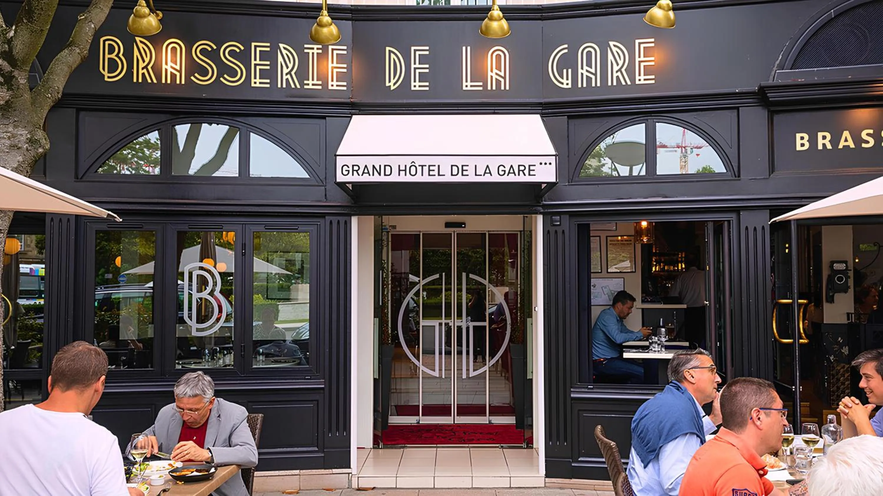 Facade/entrance in Grand Hotel de la Gare, Angers