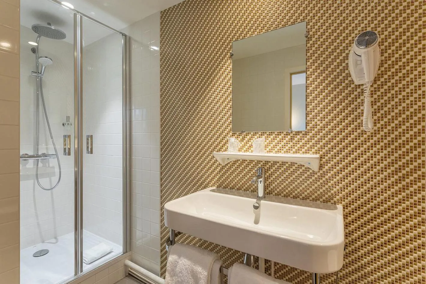 Bathroom in Grand Hotel de la Gare, Angers