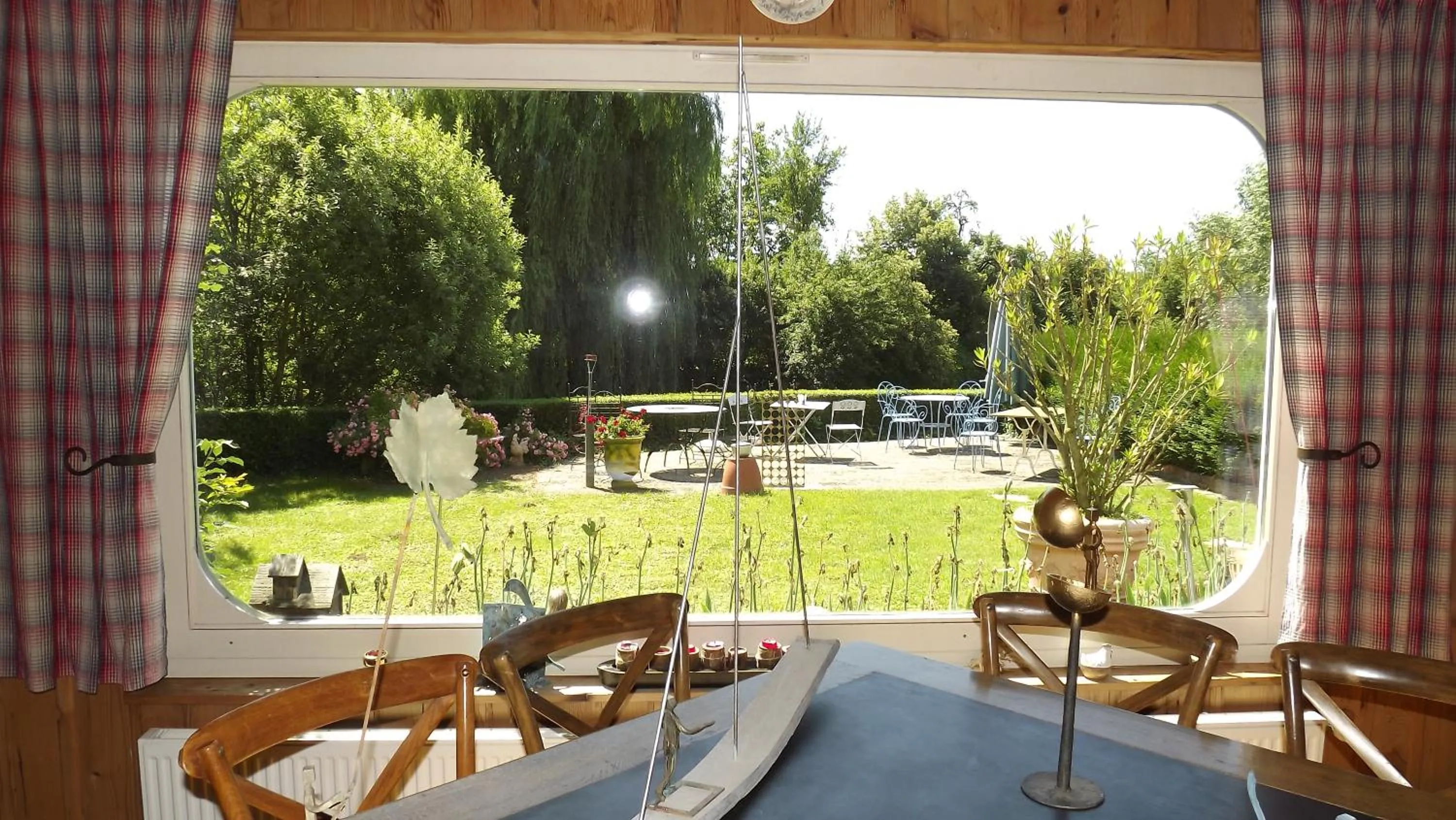 Restaurant/places to eat in Les Prés D'ondine