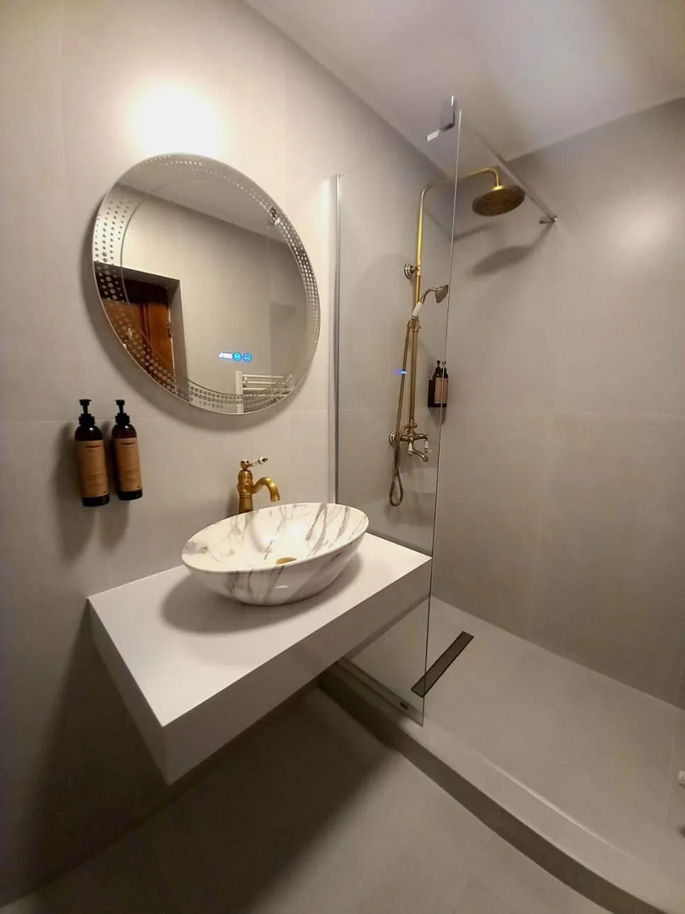 Shower in Pensiunea Rhein