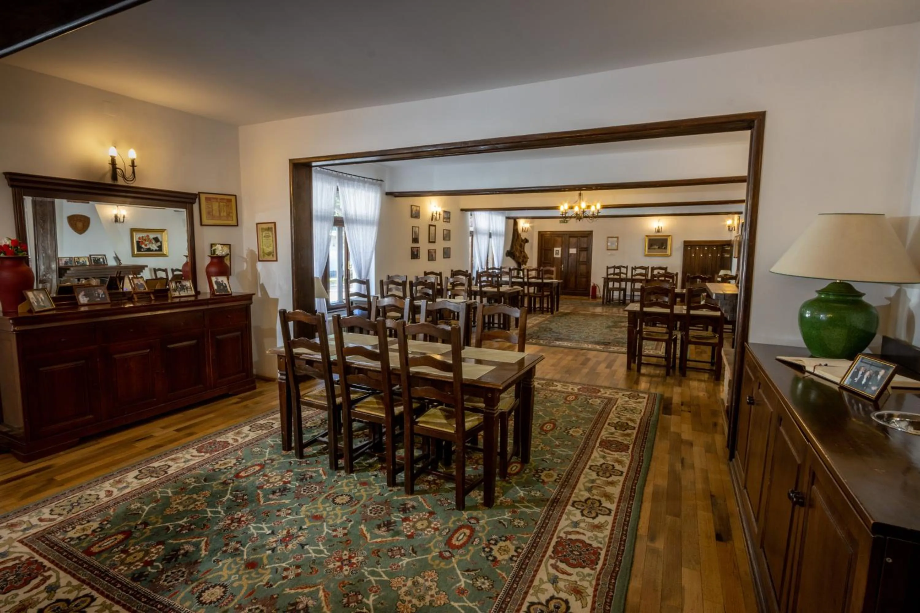 Restaurant/places to eat in Pensiunea Rhein