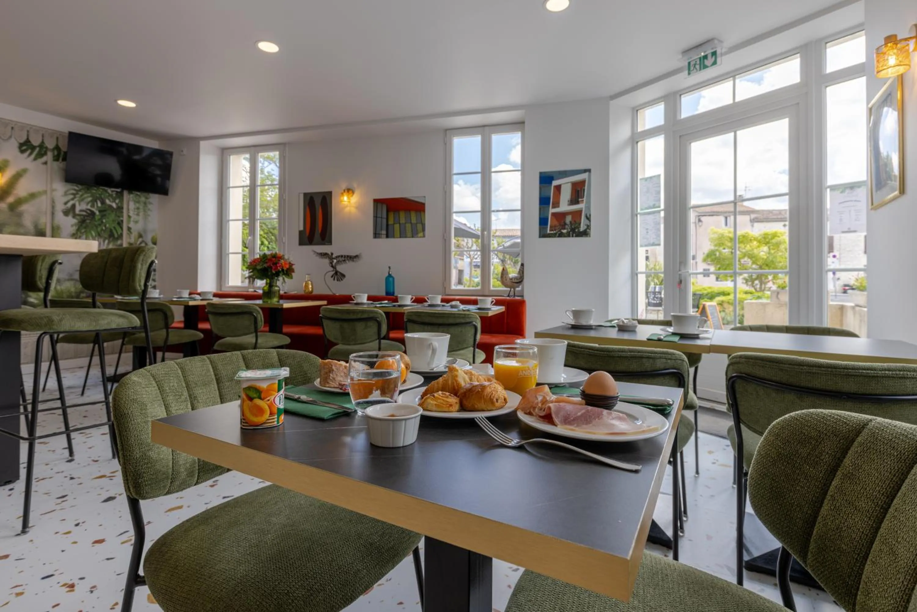 Breakfast in Logis Hotel Le Richelieu - Royan Atlantique