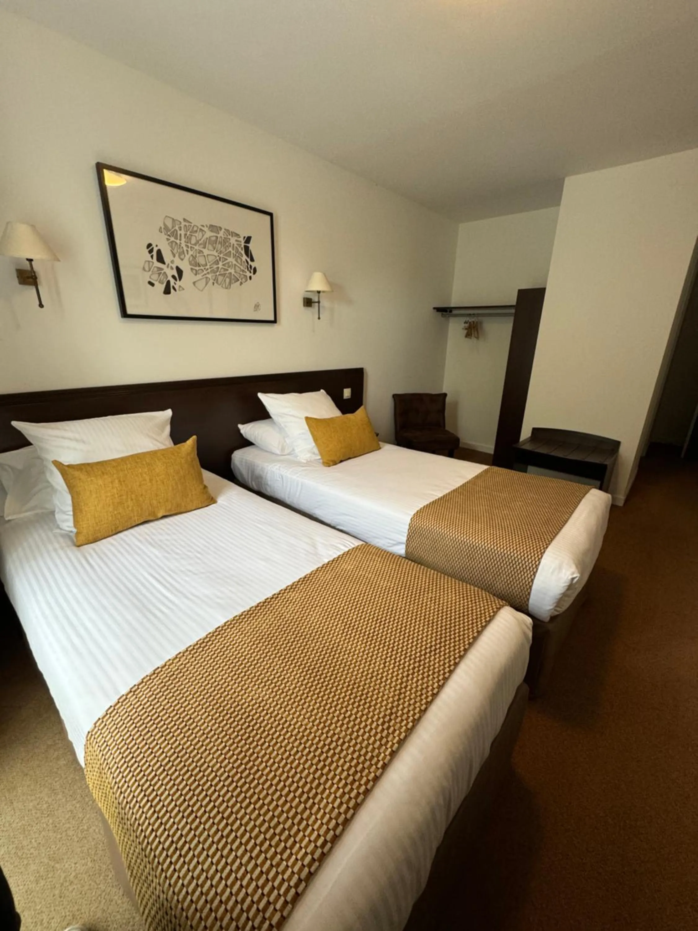 Bedroom, Bed in Logis Hotel Le Richelieu - Royan Atlantique