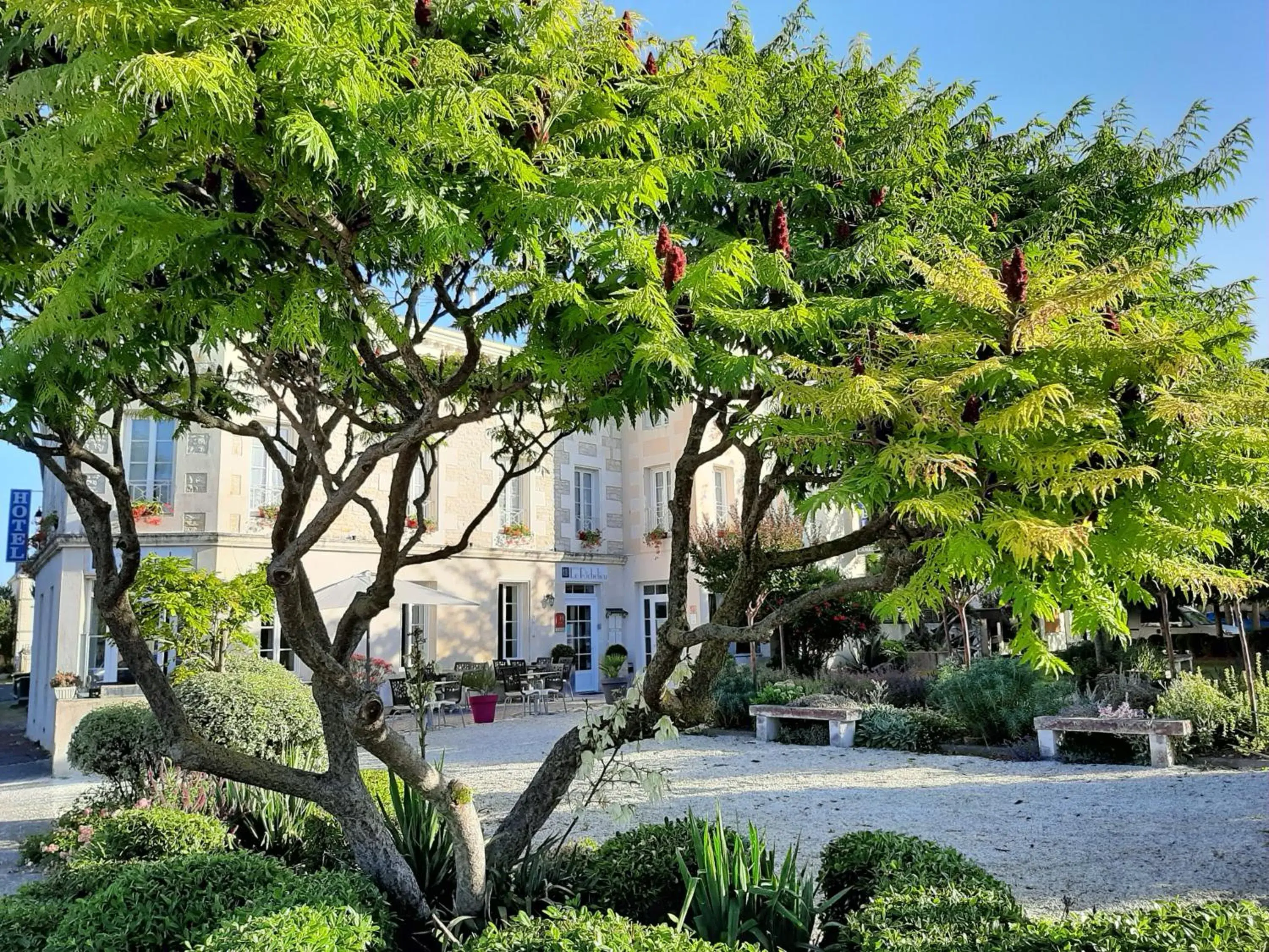 Property building in Logis Hotel Le Richelieu - Royan Atlantique Property building in Logis Hotel Le Richelieu - Royan Atlantique