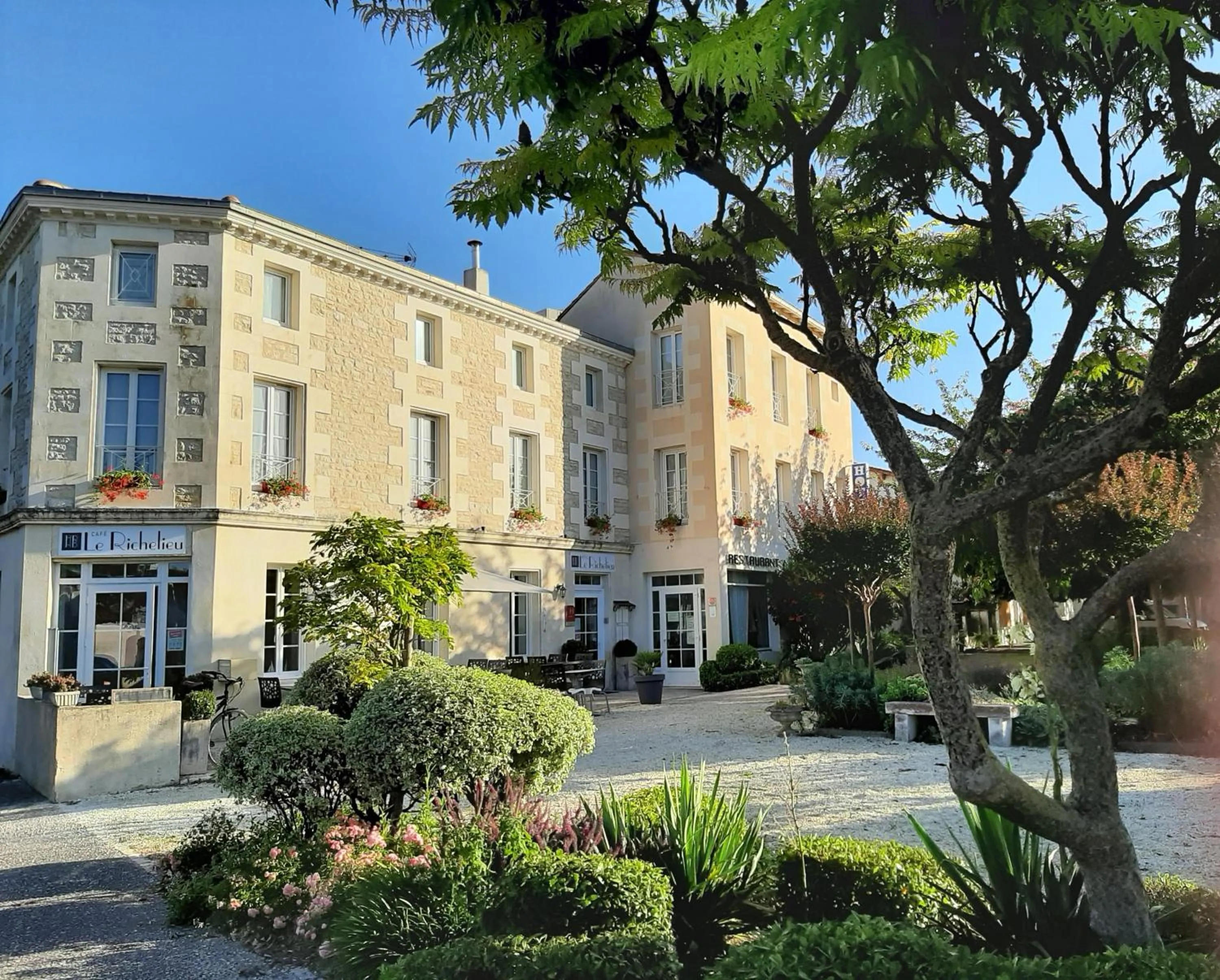 Property building in Logis Hotel Le Richelieu - Royan Atlantique