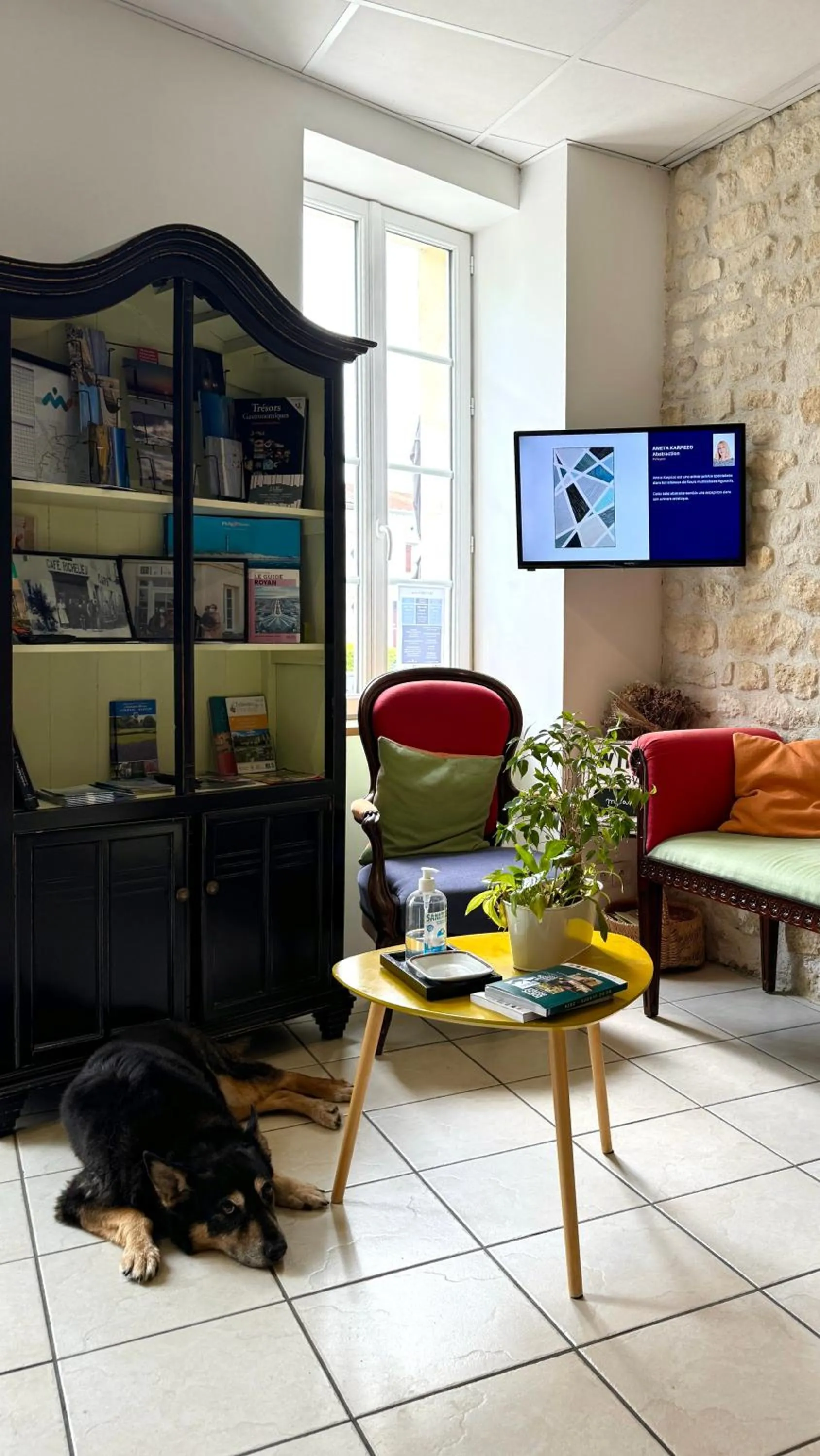 Lobby or reception in Logis Hotel Le Richelieu - Royan Atlantique