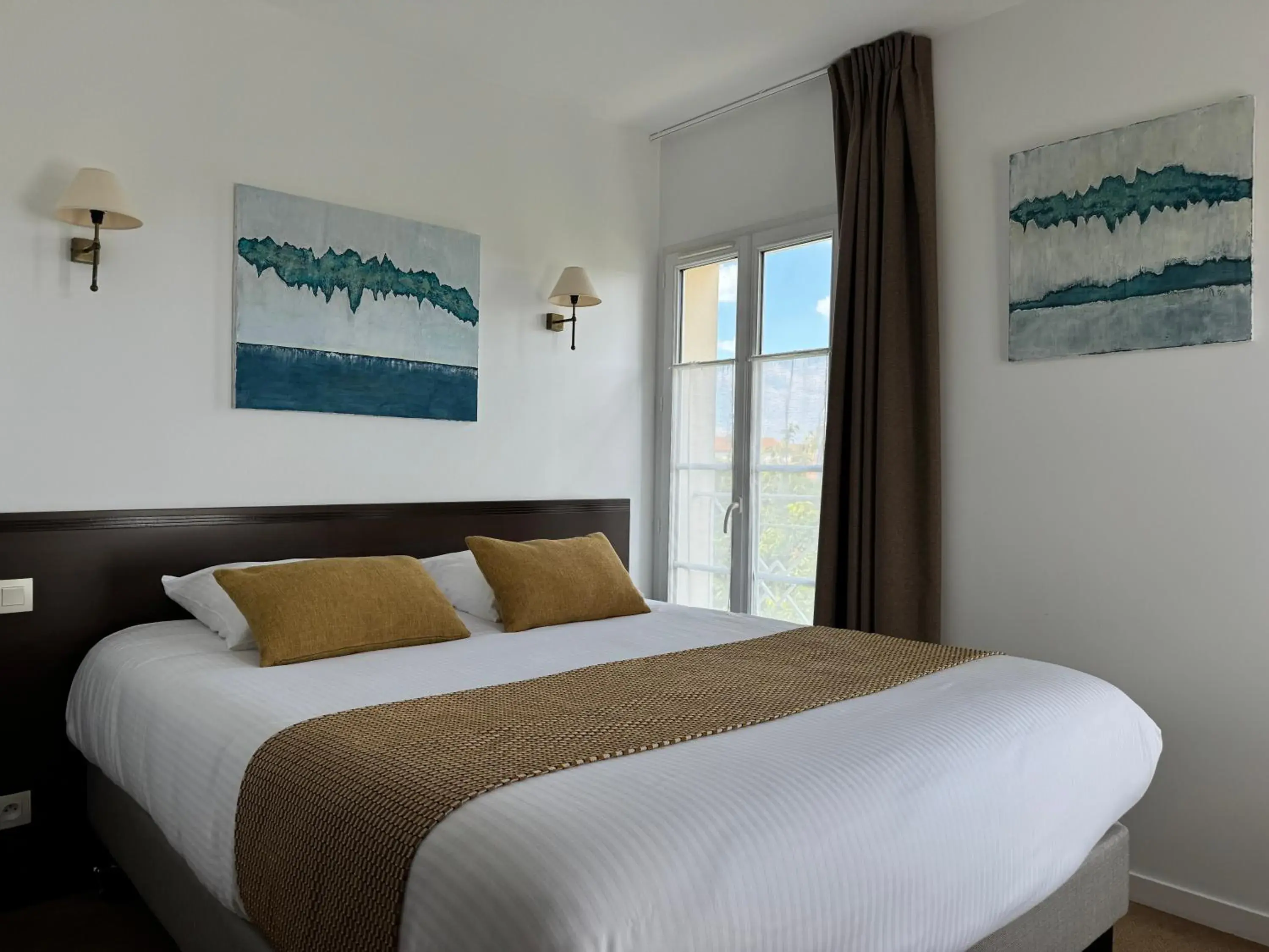 Bedroom, Bed in Logis Hotel Le Richelieu - Royan Atlantique Bedroom, Bed in Logis Hotel Le Richelieu - Royan Atlantique