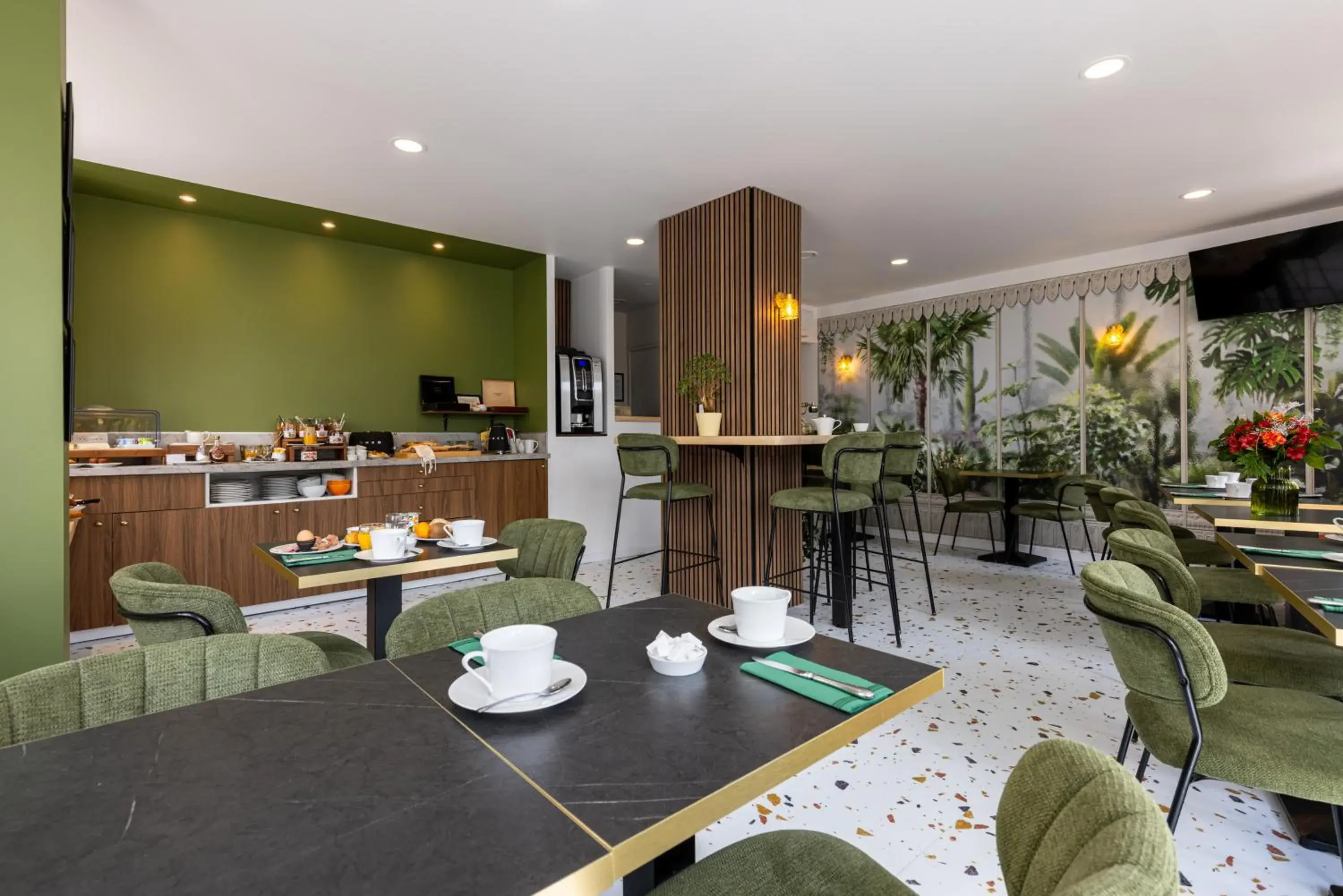 Lounge or bar in Logis Hotel Le Richelieu - Royan Atlantique Lounge or bar in Logis Hotel Le Richelieu - Royan Atlantique