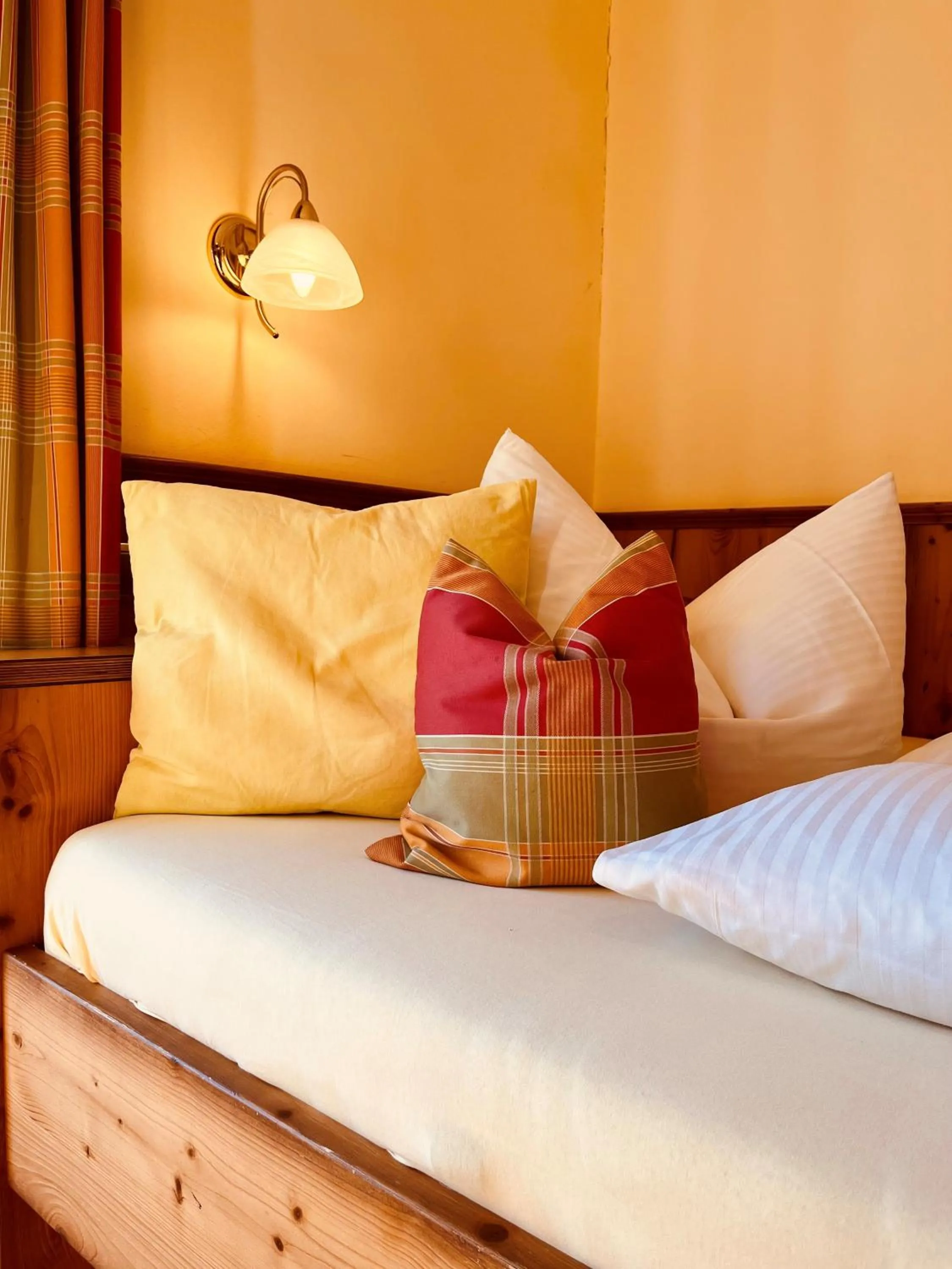 Bed in Gasthof Großschedl zum Kramerwirt
