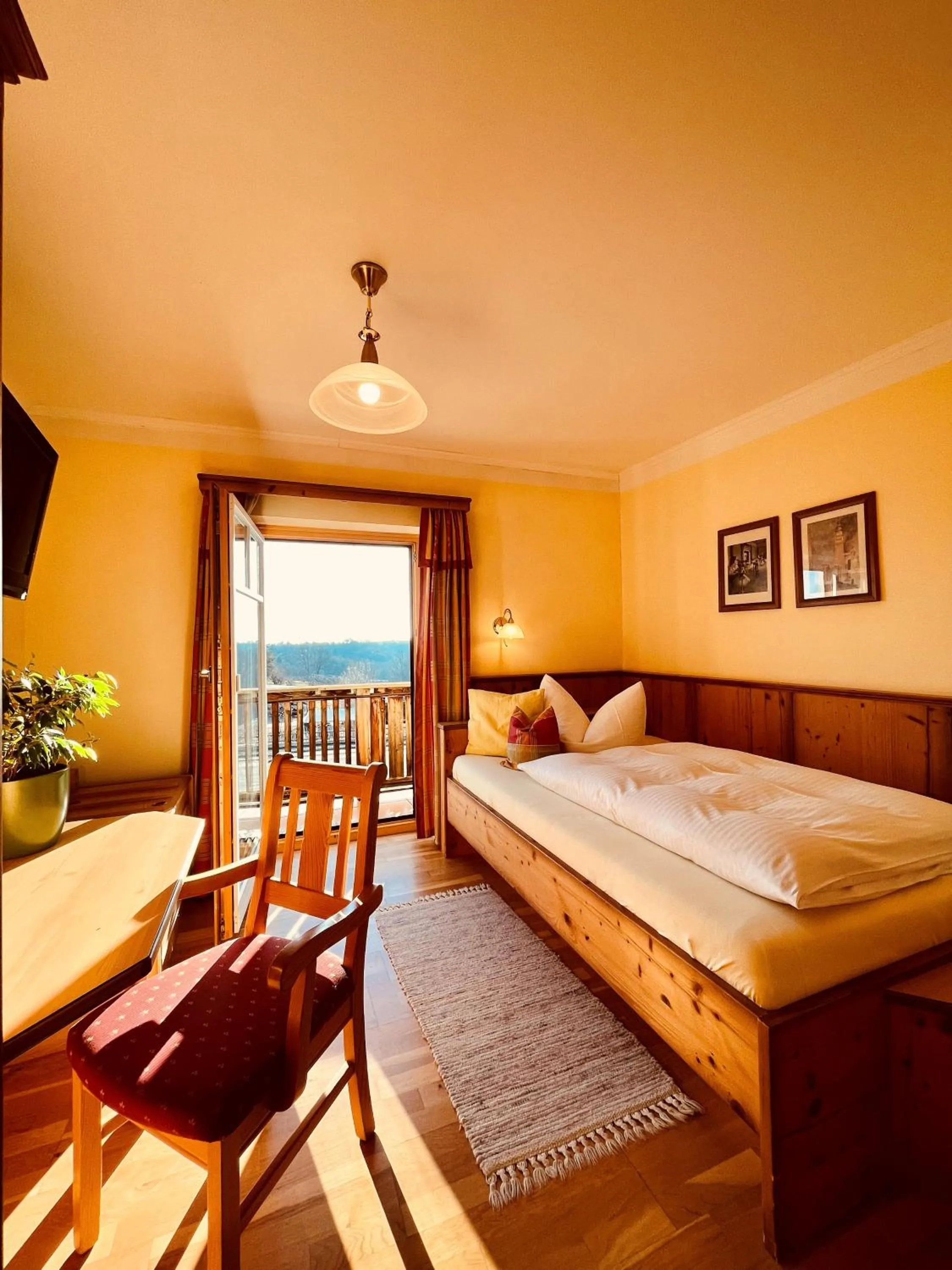 Bed in Gasthof Großschedl zum Kramerwirt