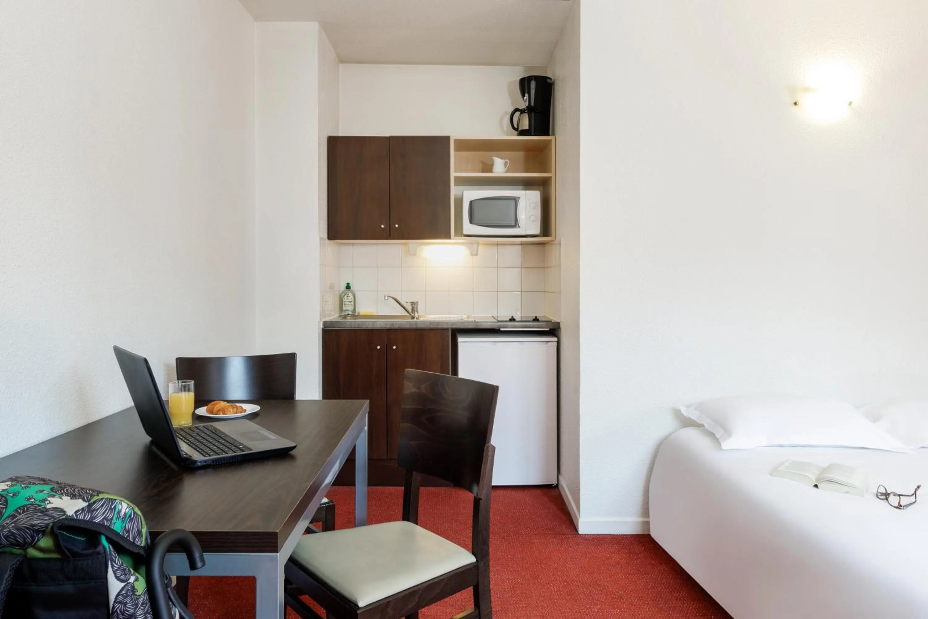 Kitchen or kitchenette in Aparthotel Adagio Access Lille Vauban