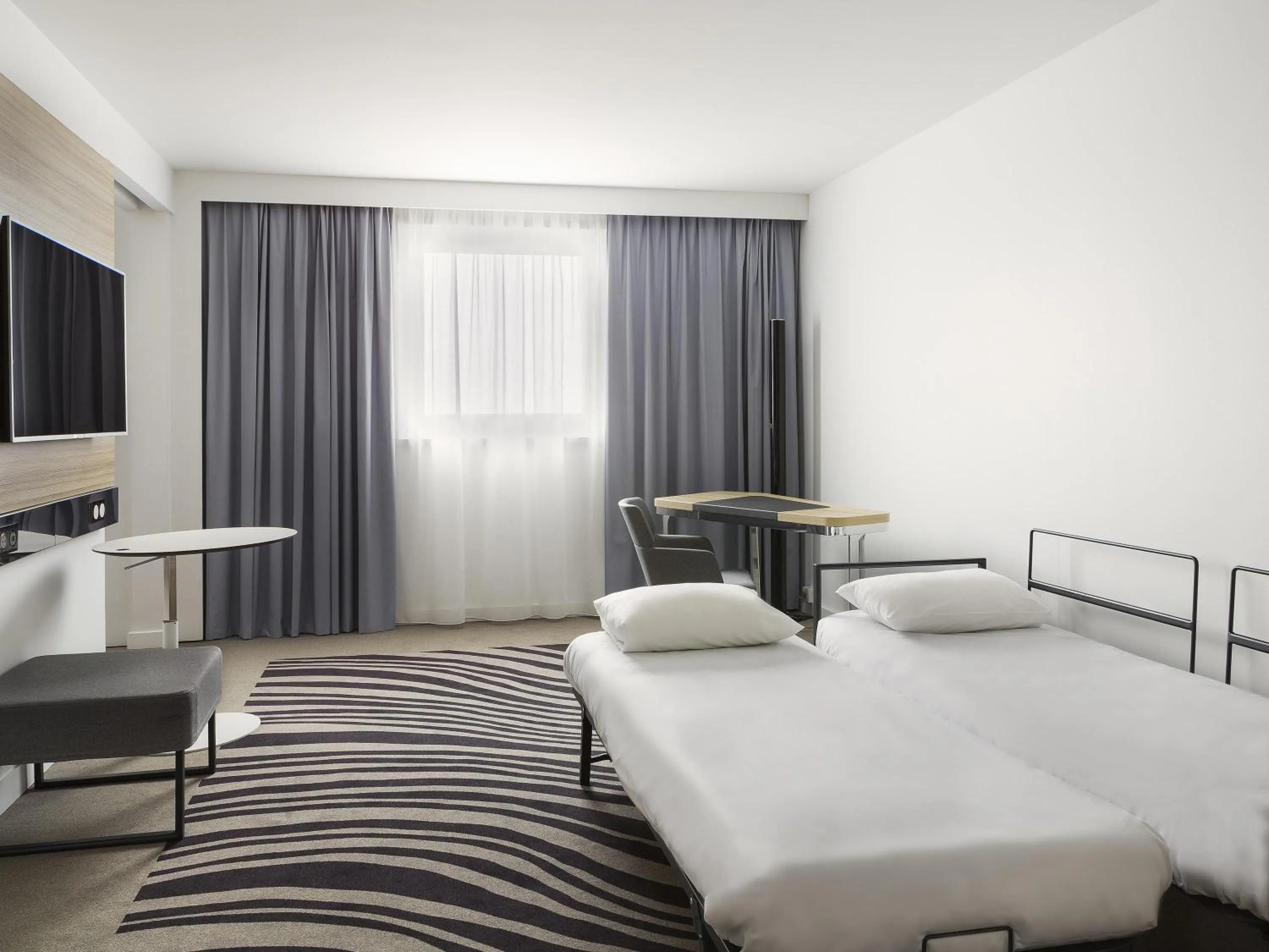 Bedroom, Bed in Novotel Paris Charles de Gaulle Airport