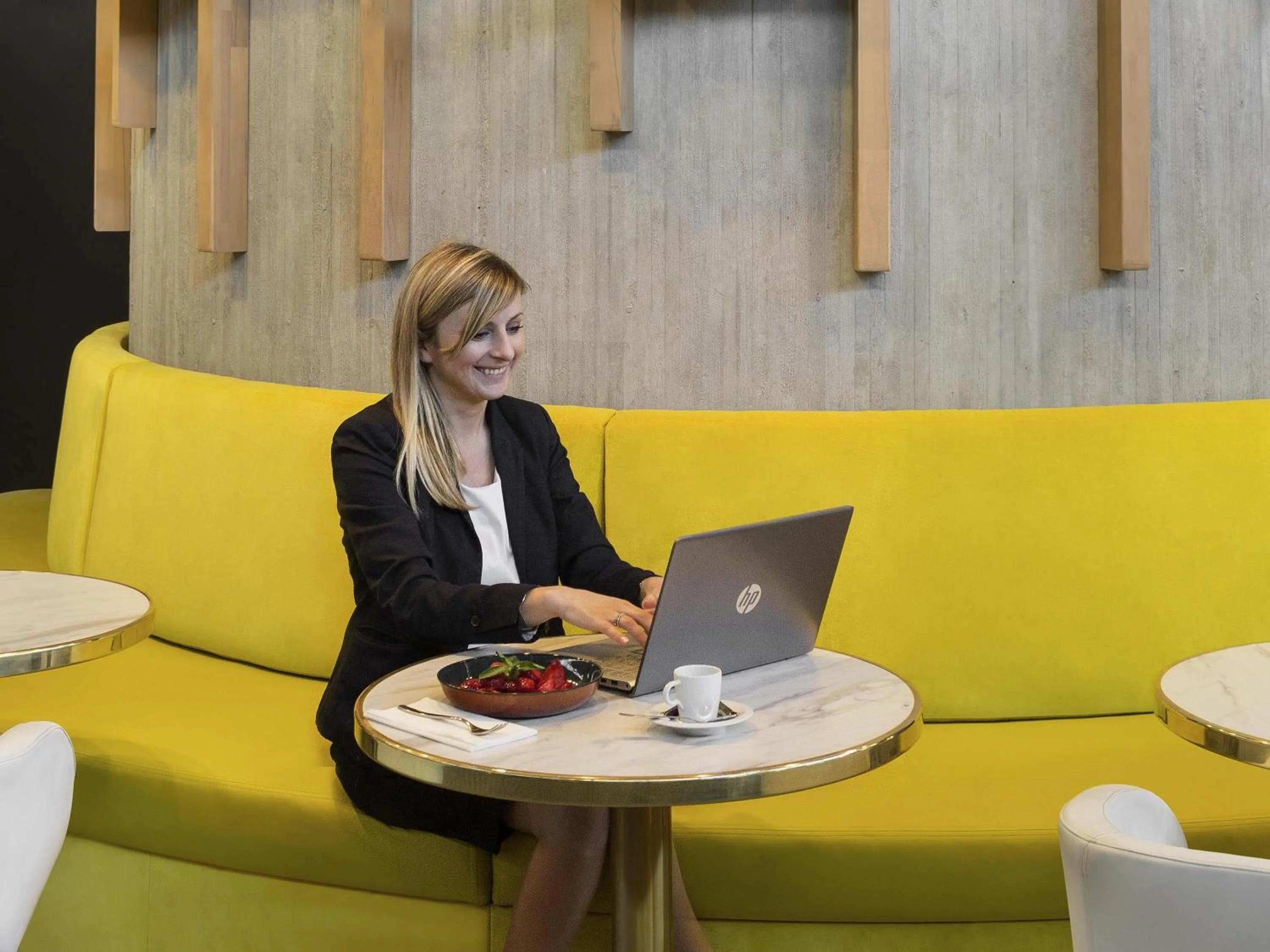 Lounge or bar in Novotel Paris Charles de Gaulle Airport