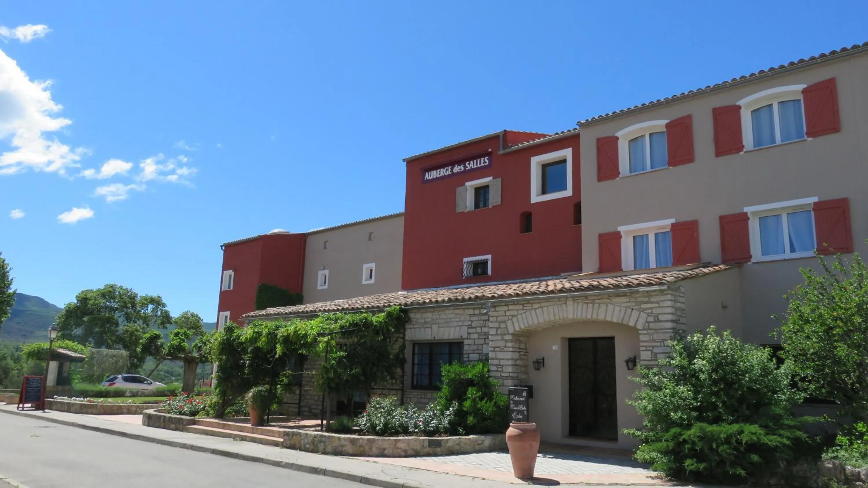 Facade/entrance in Auberge des Salles