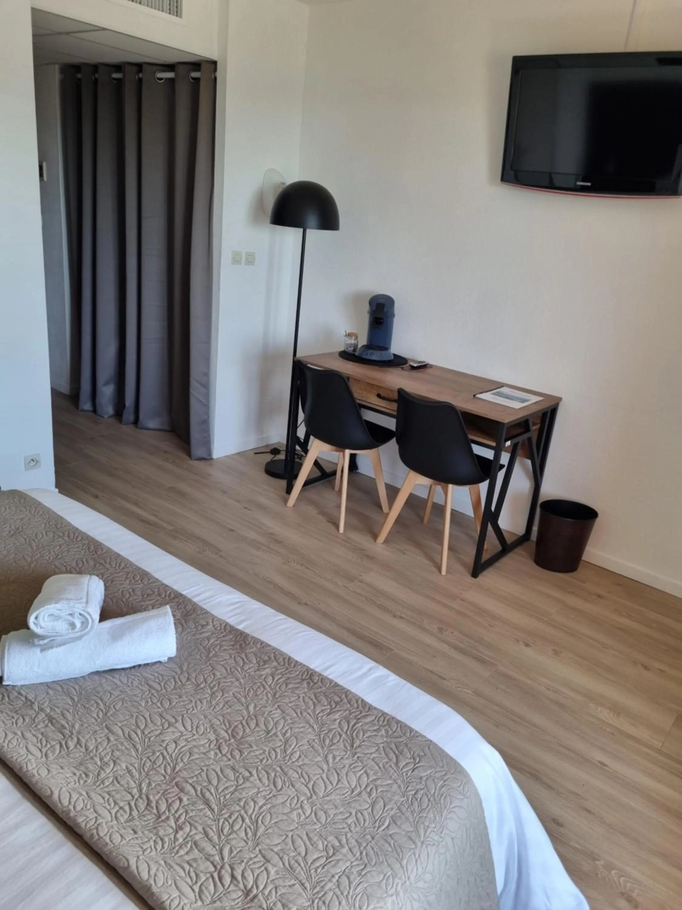 Bedroom in Auberge des Salles