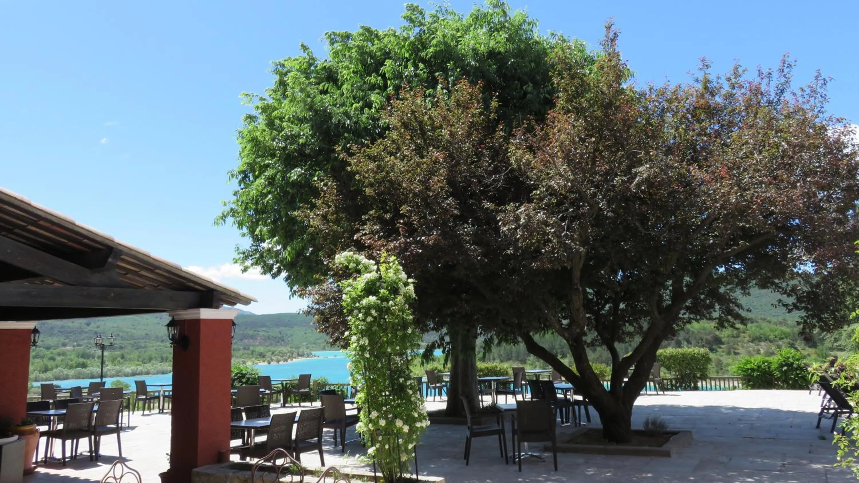Patio in Auberge des Salles