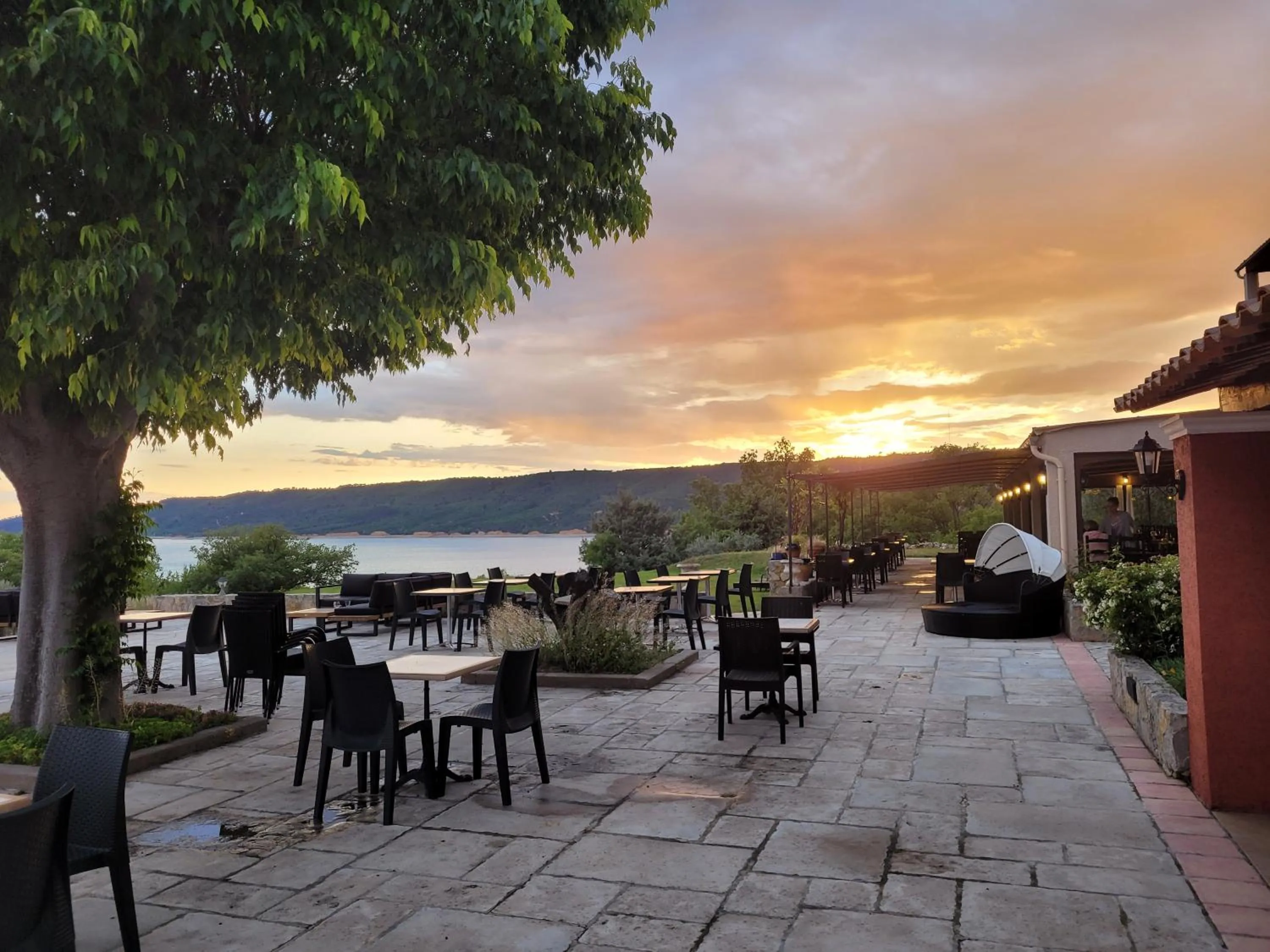 Patio in Auberge des Salles