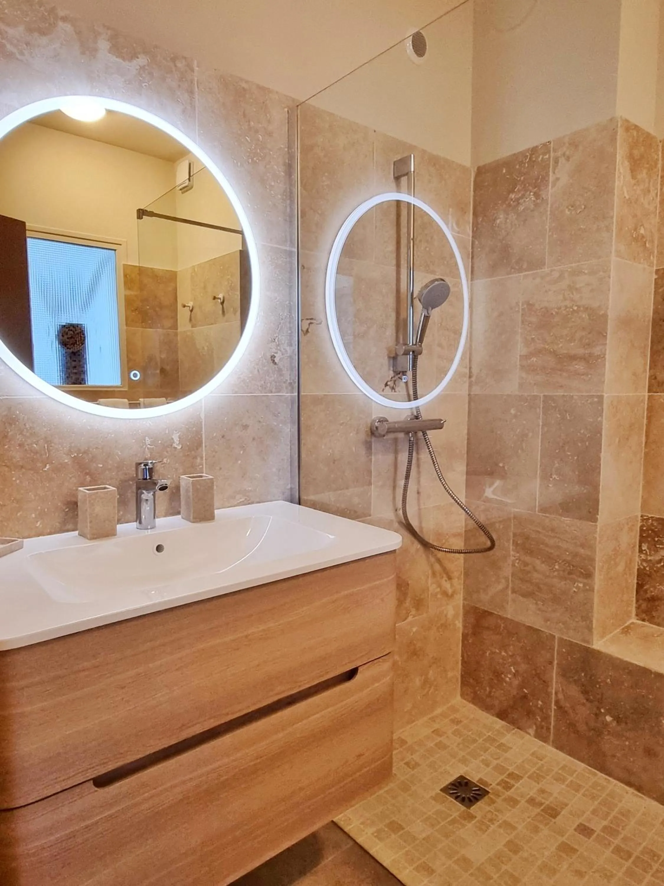 Bathroom in Castillon Des Baux