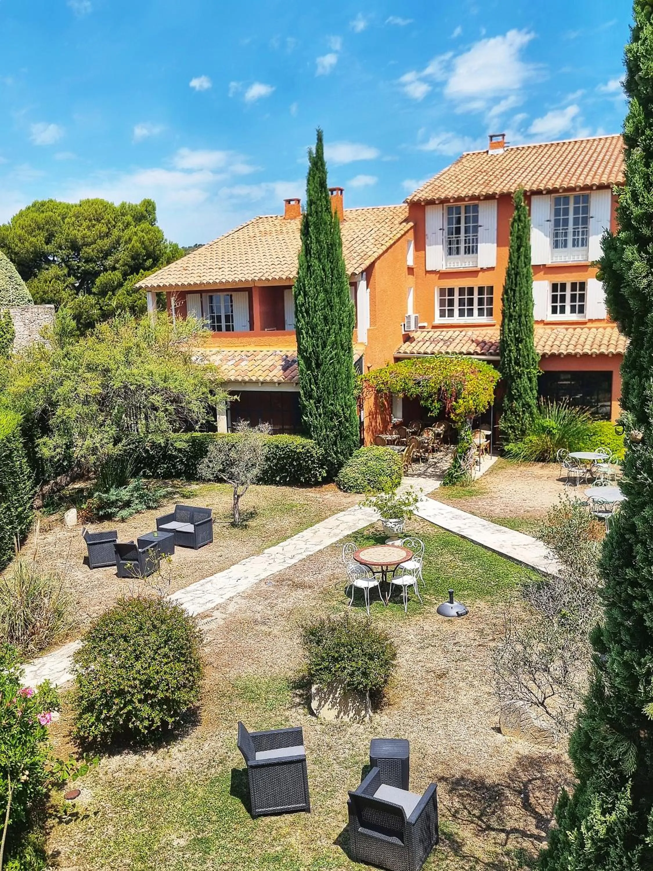 Garden in Castillon Des Baux