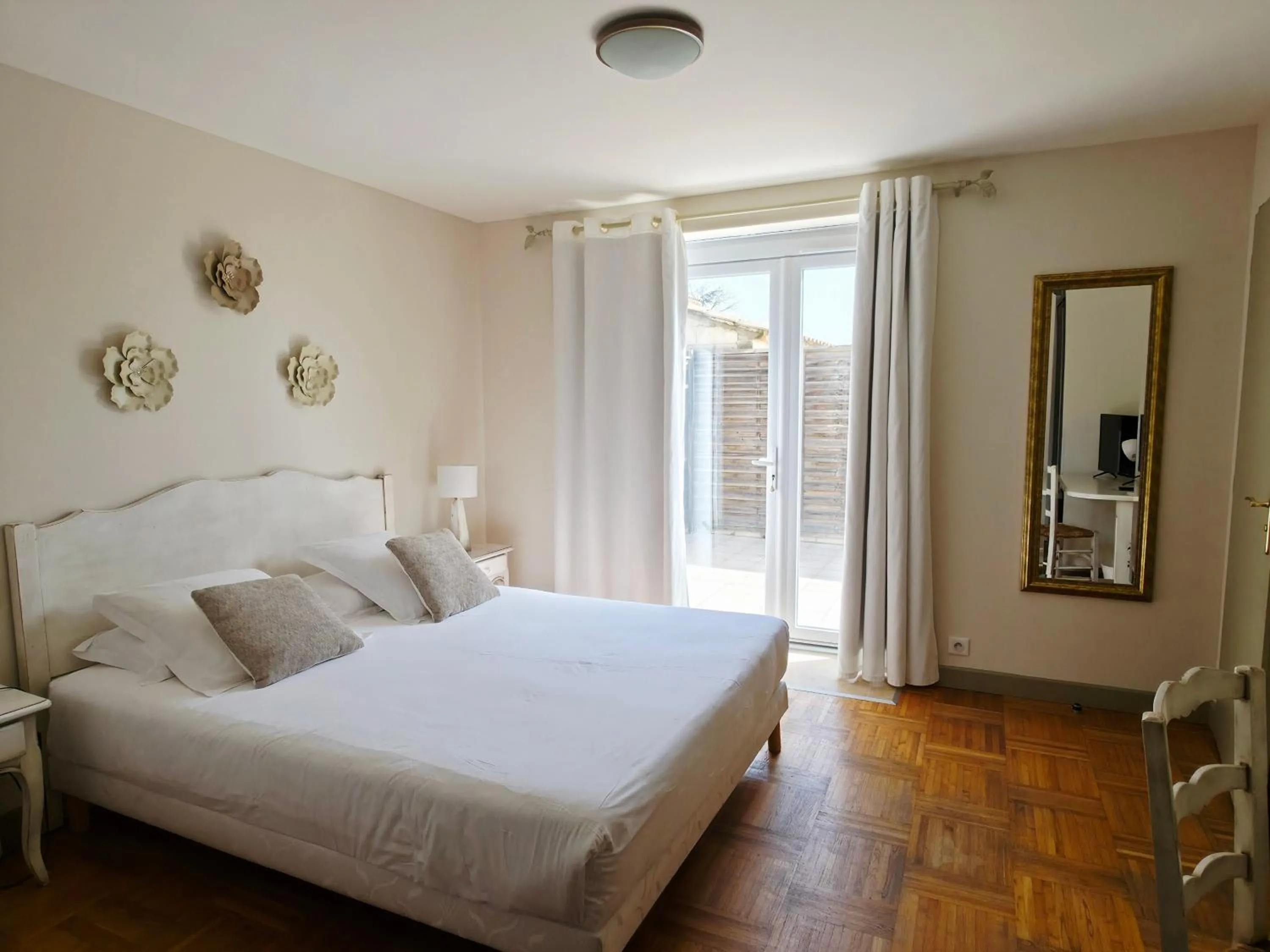 Photo of the whole room, Bed in Castillon Des Baux