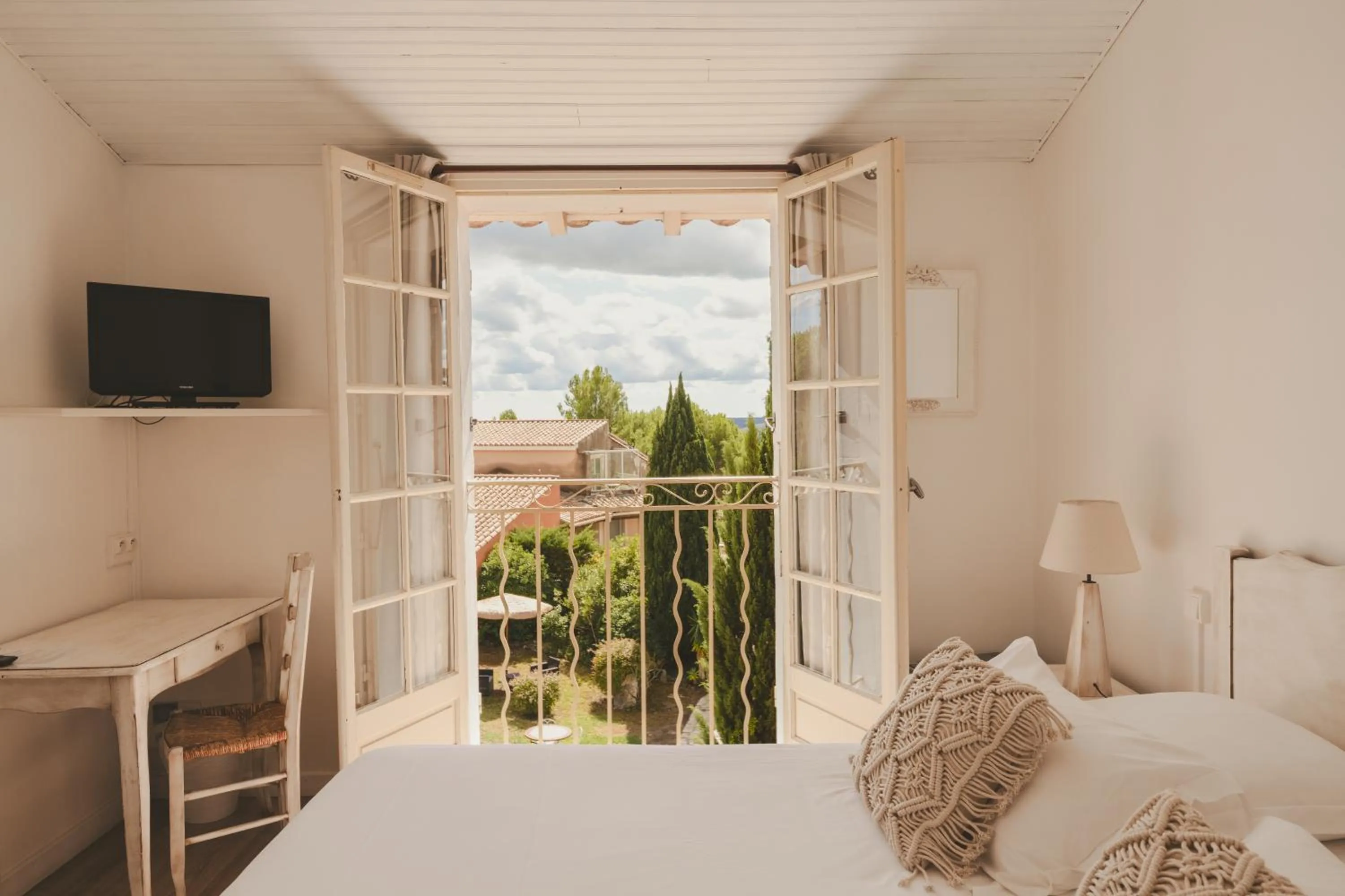 Bedroom, Bed in Castillon Des Baux