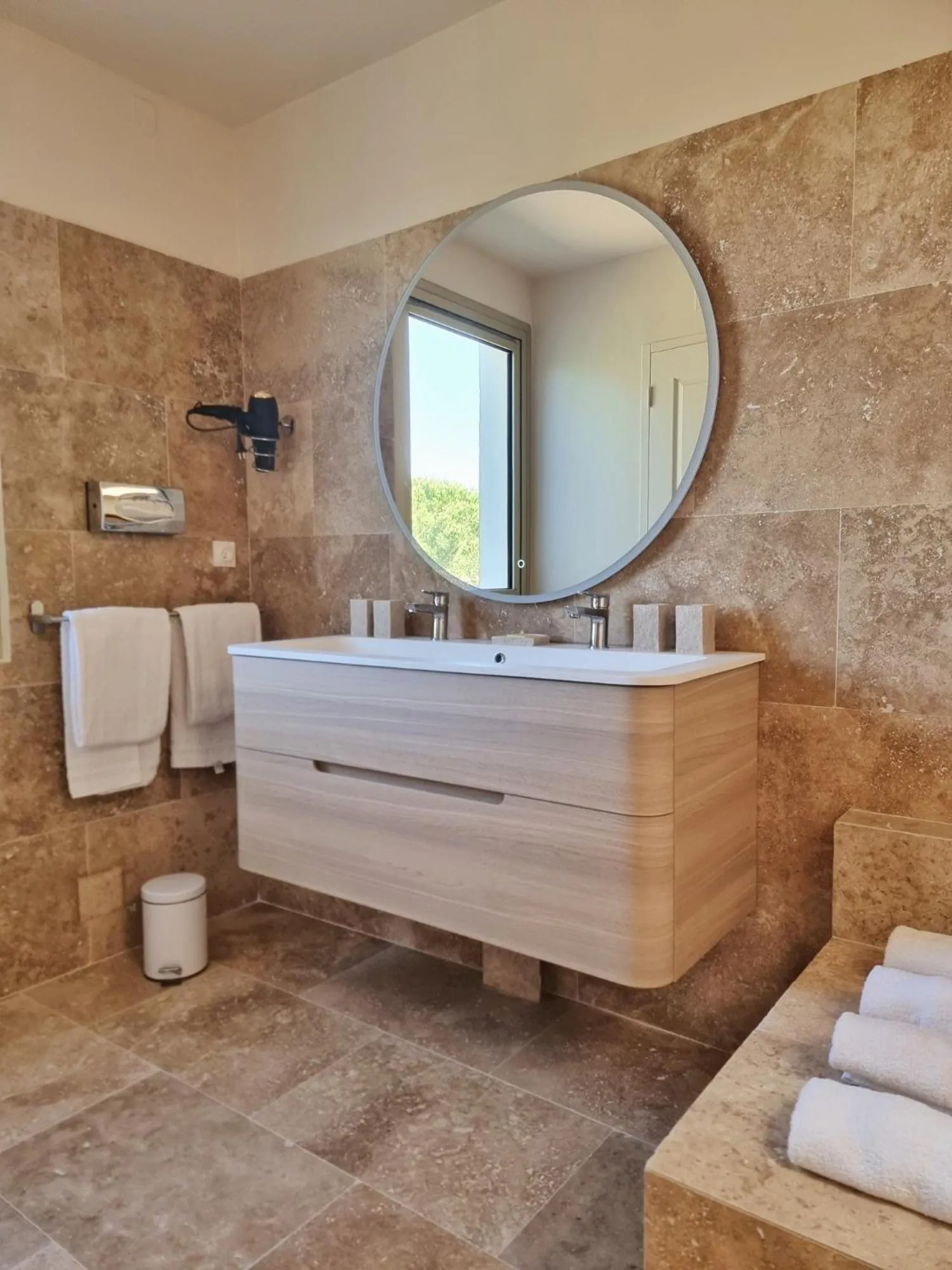 Bathroom in Castillon Des Baux