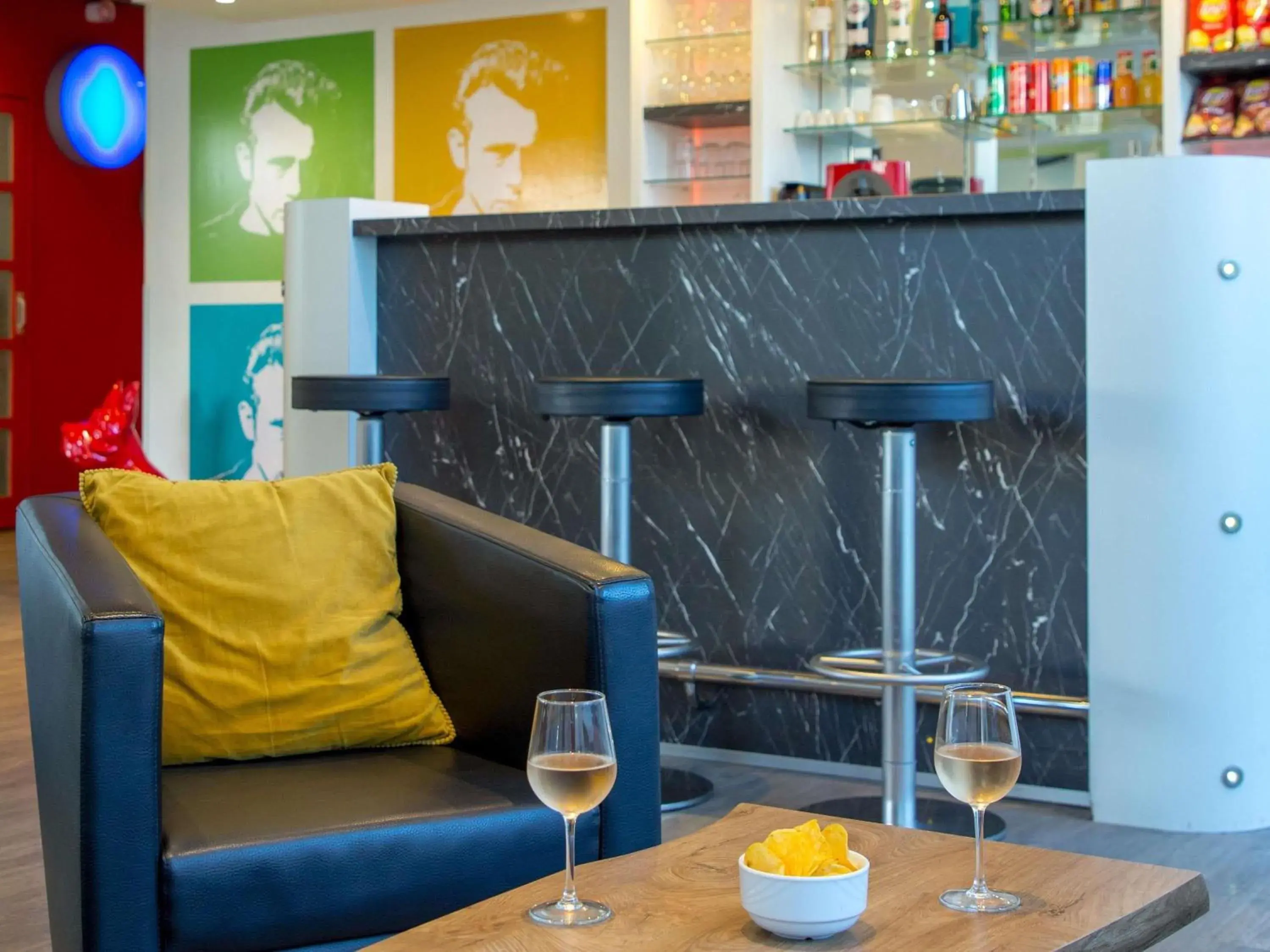 Lounge or bar in ibis Styles Cannes Le Cannet Lounge or bar in ibis Styles Cannes Le Cannet