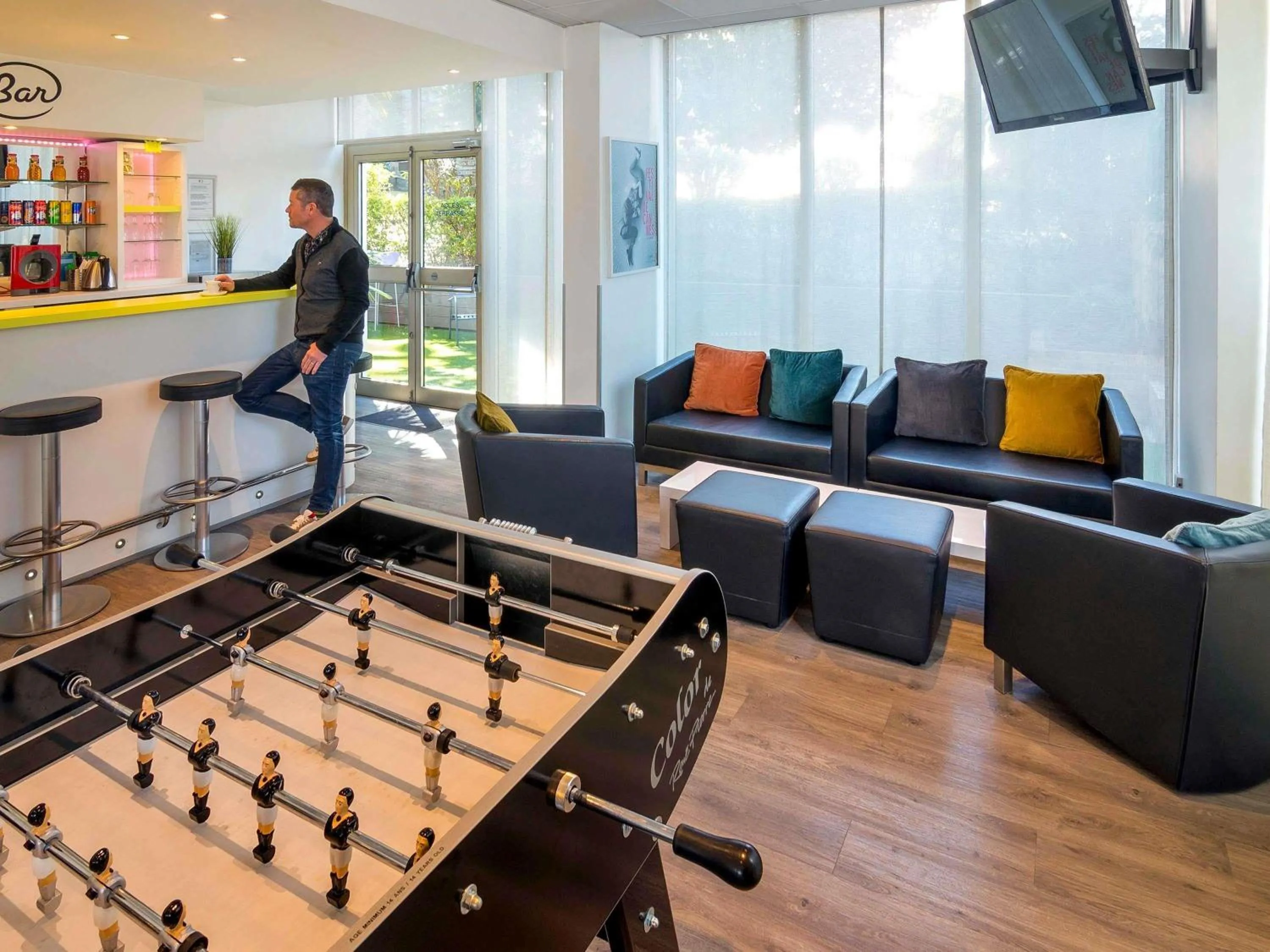 Lounge or bar in ibis Styles Cannes Le Cannet