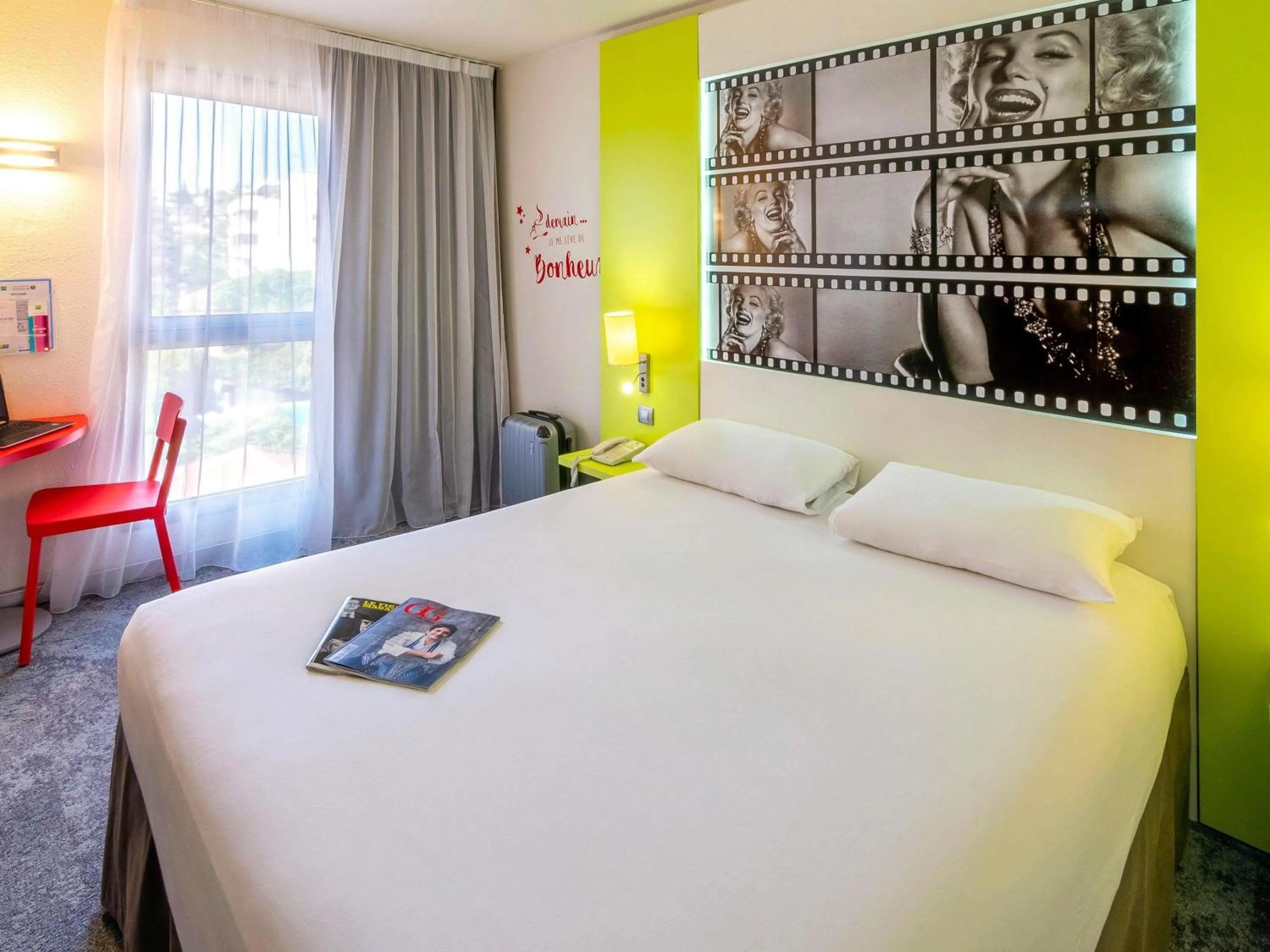 Property building, Bed in ibis Styles Cannes Le Cannet