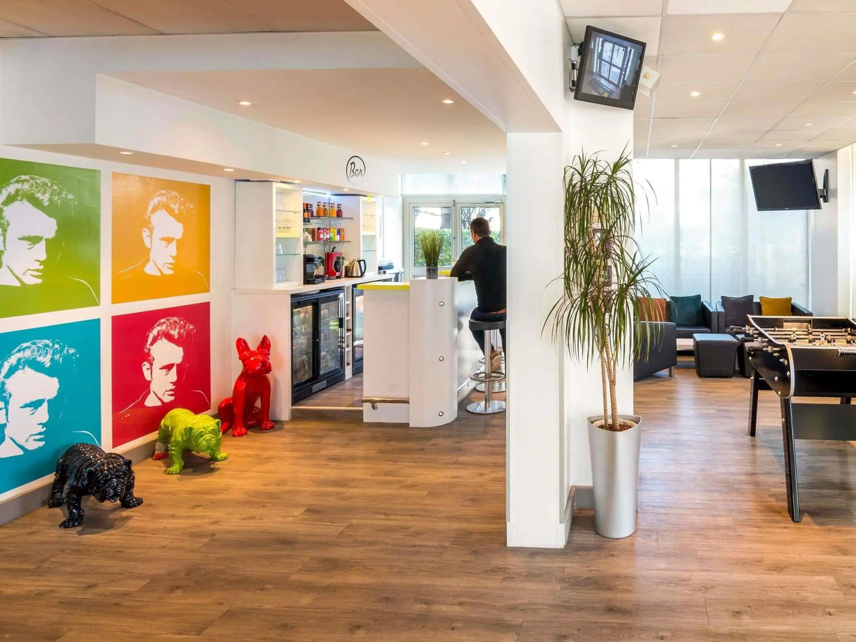 Lounge or bar in ibis Styles Cannes Le Cannet Lounge or bar in ibis Styles Cannes Le Cannet